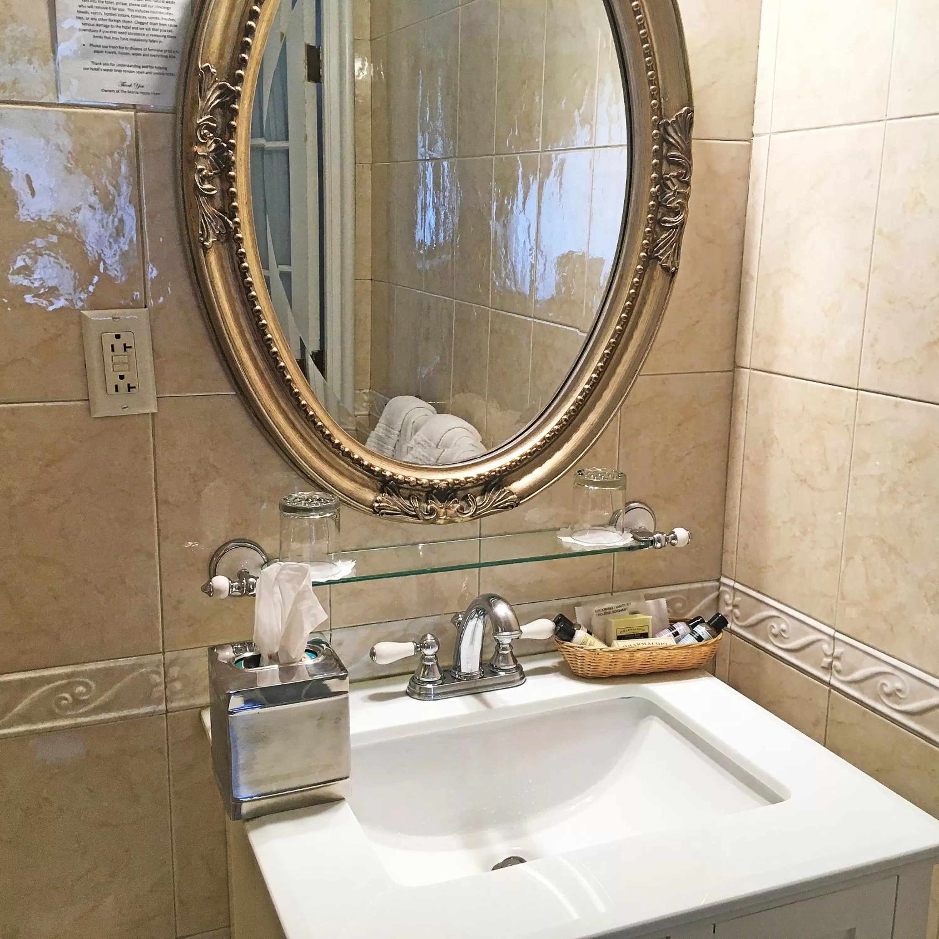 Bathroom in Morris House Hotel
