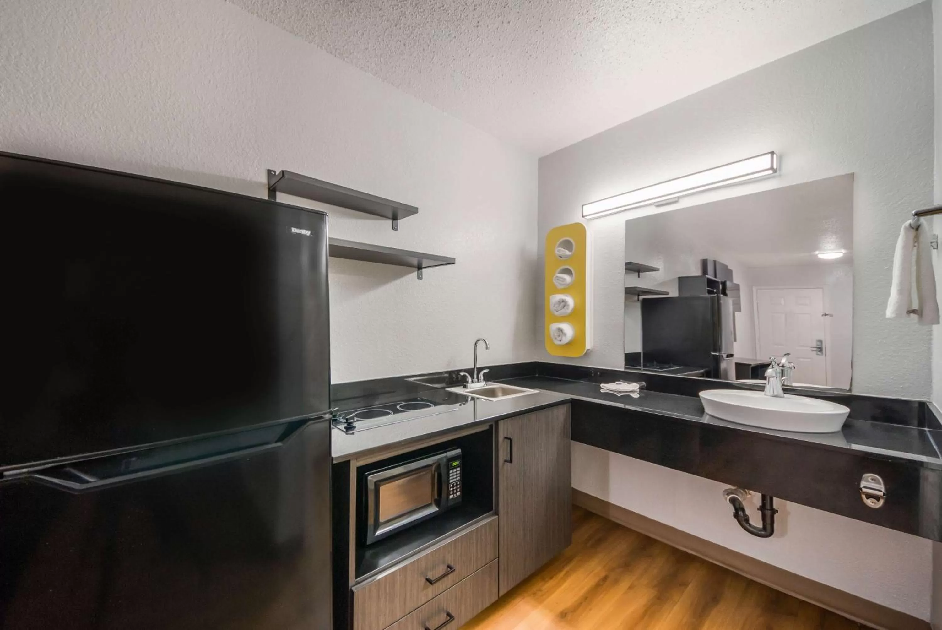 Kitchen or kitchenette in Studio 6 Laredo, Tx - North I-35