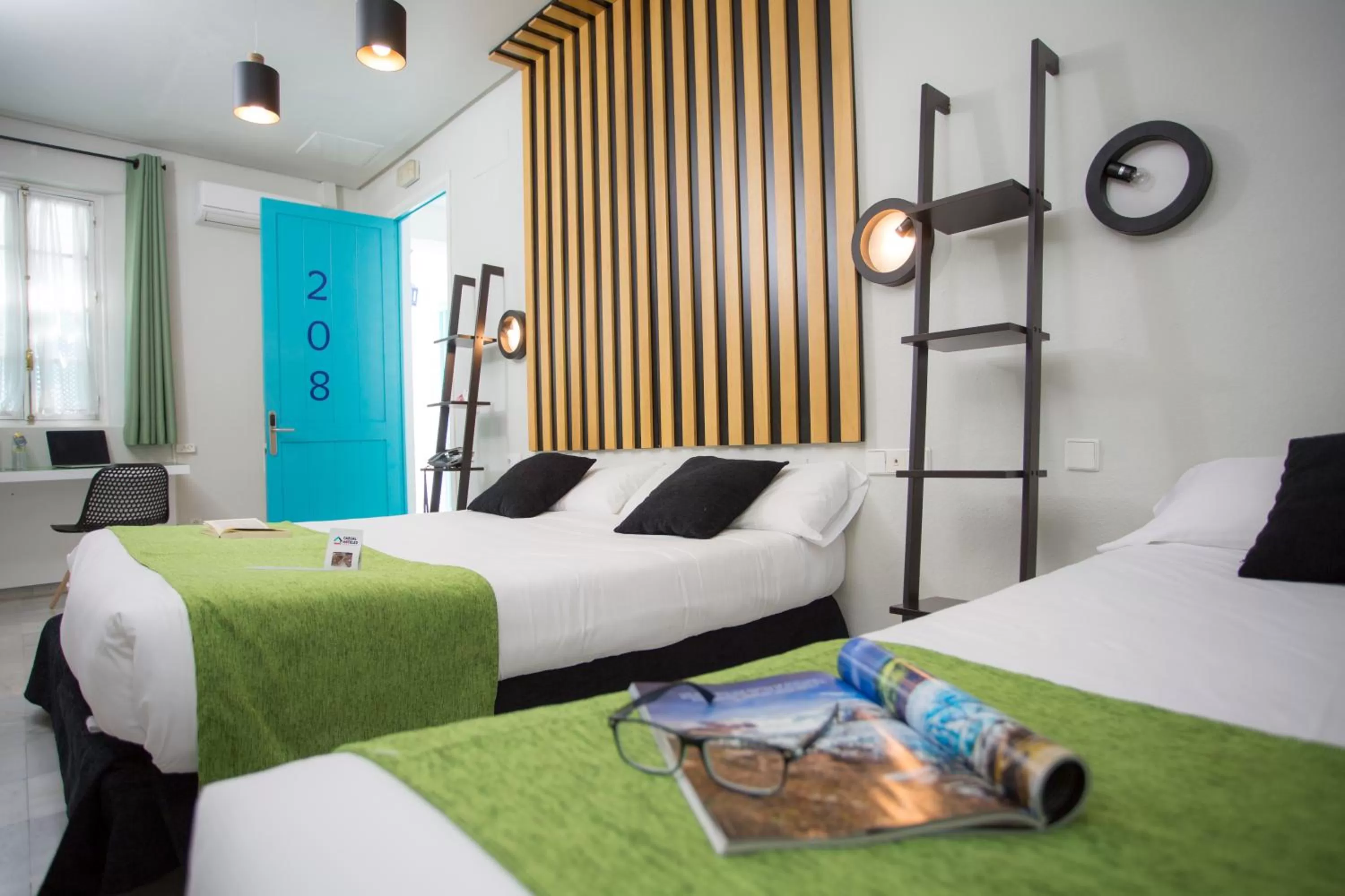 Photo of the whole room, Bed in Casual de las Letras Sevilla