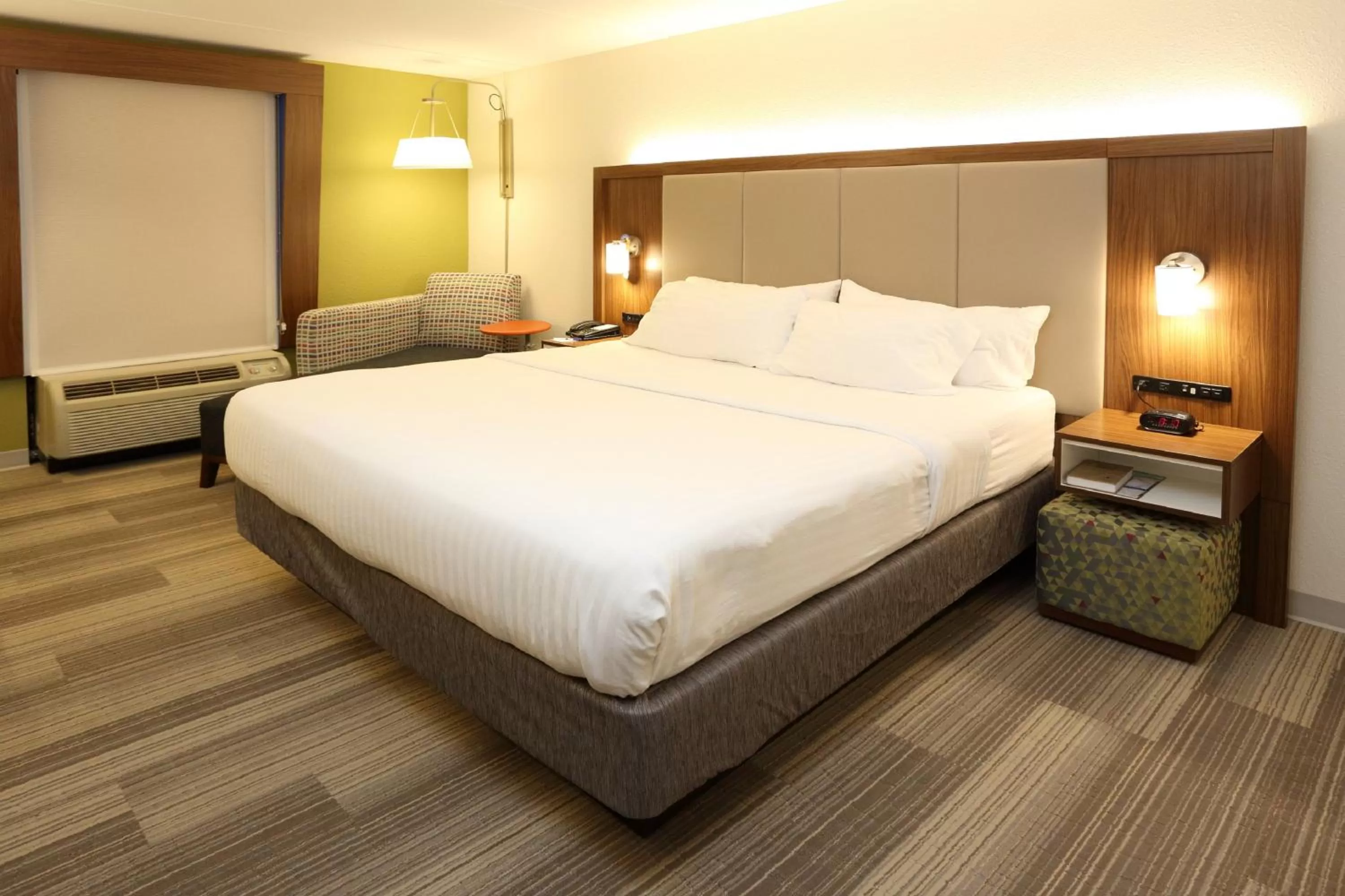 Photo of the whole room, Bed in Holiday Inn Express & Suites Newport News by IHG