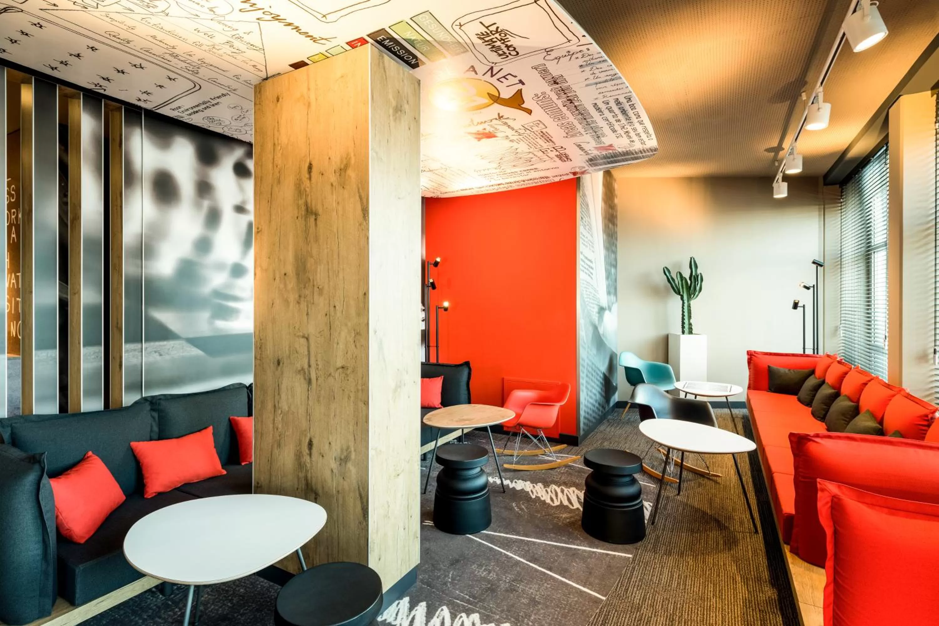 Communal lounge/ TV room in ibis Hotel München Garching