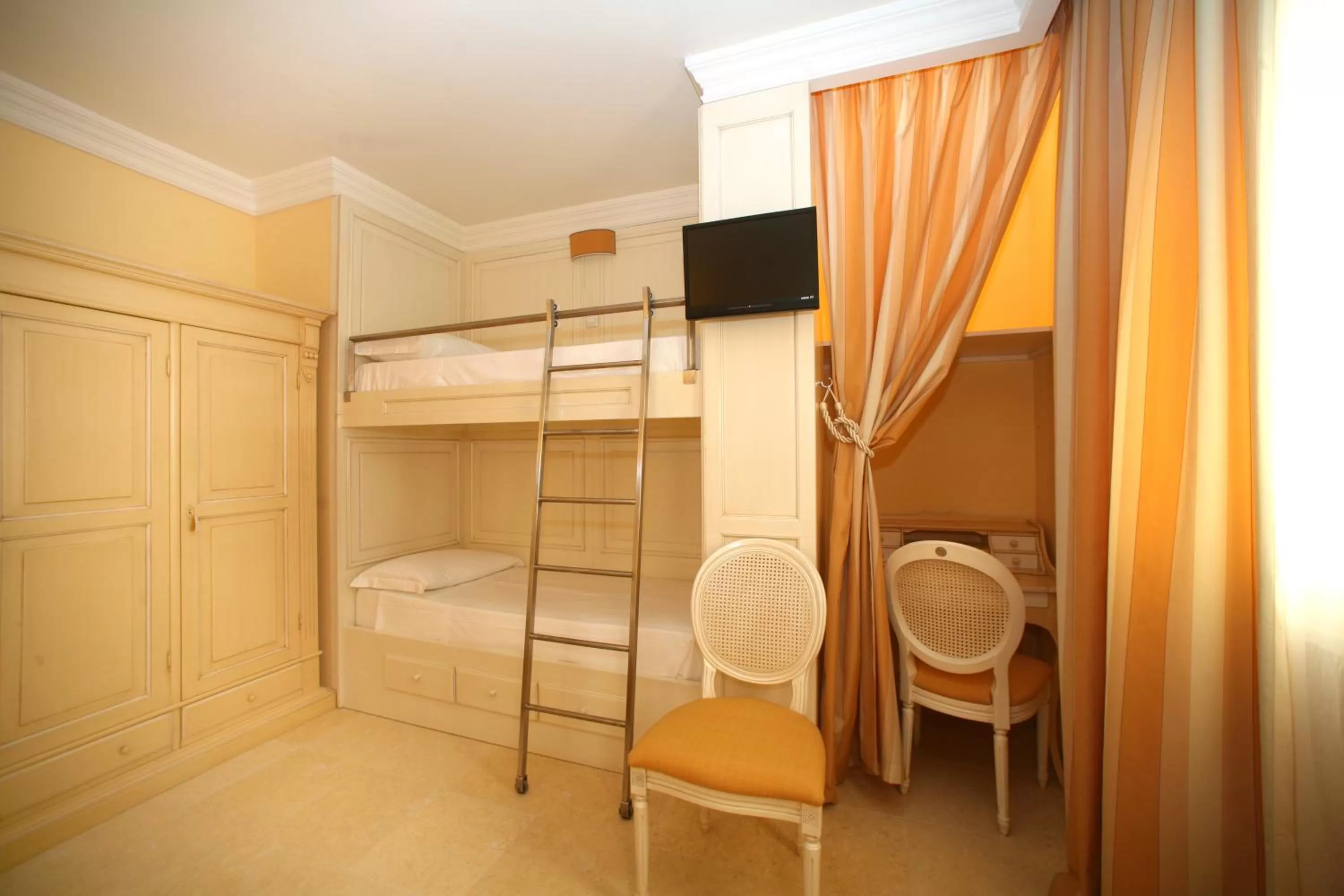 bunk bed, Bed in Palace Hotel Vieste