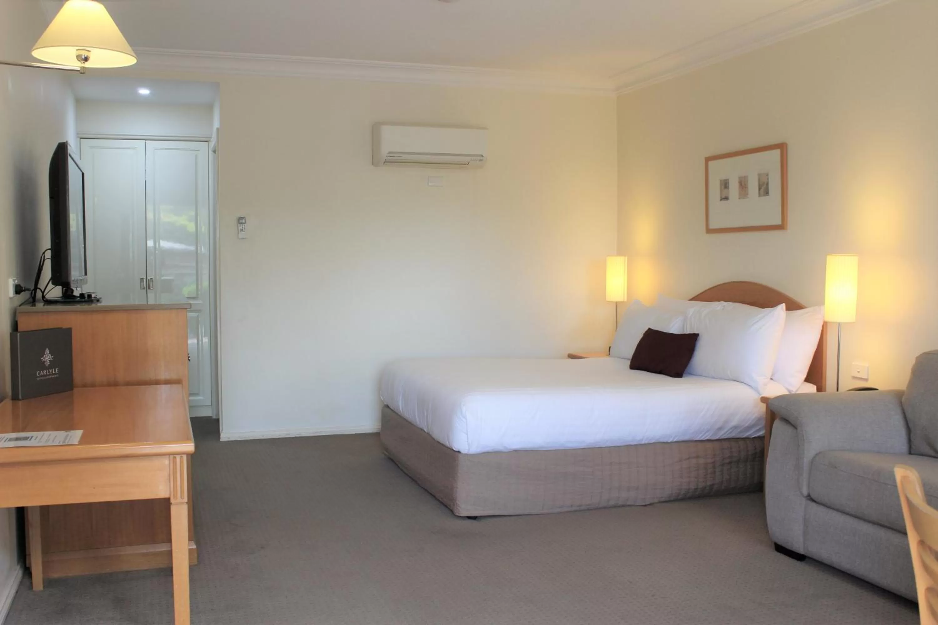 Bed in Carlyle Suites & Apartments