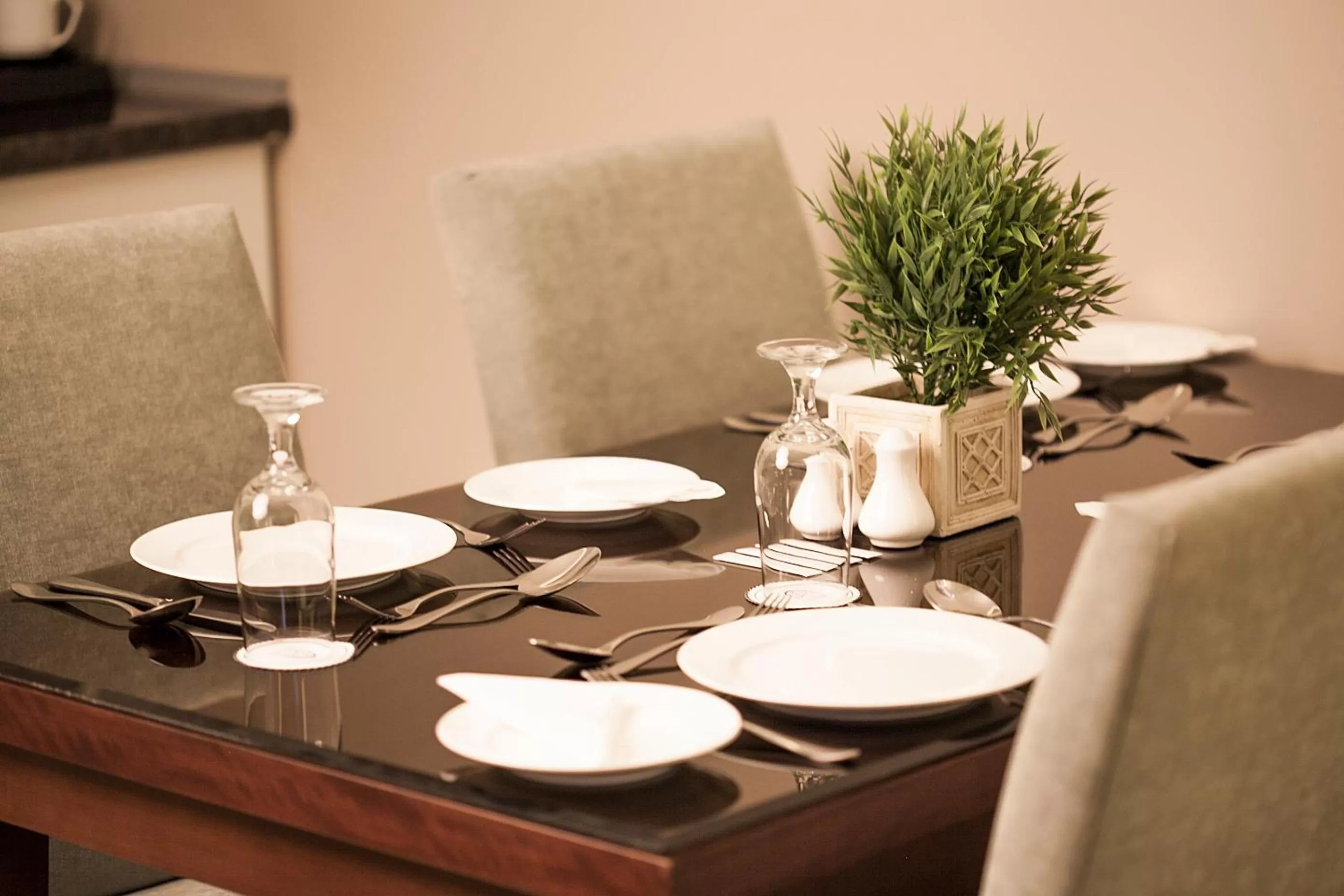 Restaurant/Places to Eat in Western Lamar Hotel