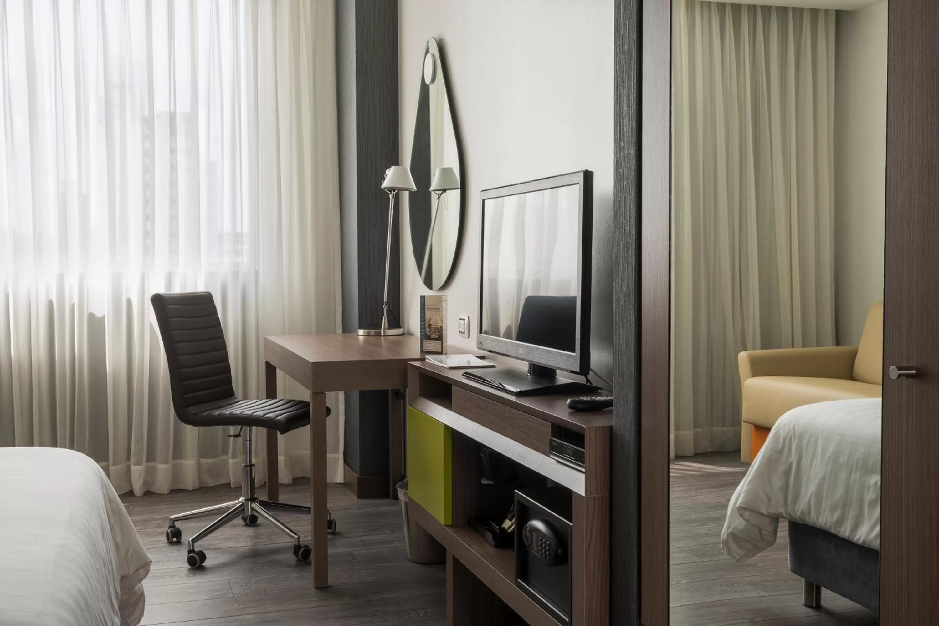 TV and multimedia, Bed in Hampton by Hilton Barranquilla