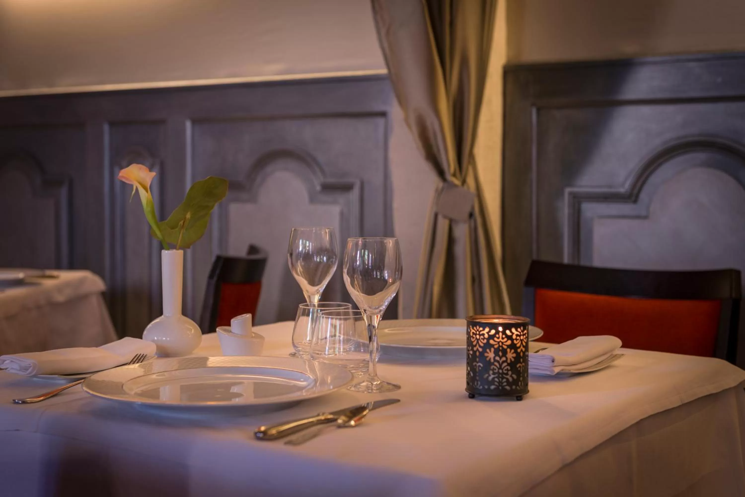 Restaurant/places to eat in Hôtel Aux Vieux Remparts, The Originals Relais