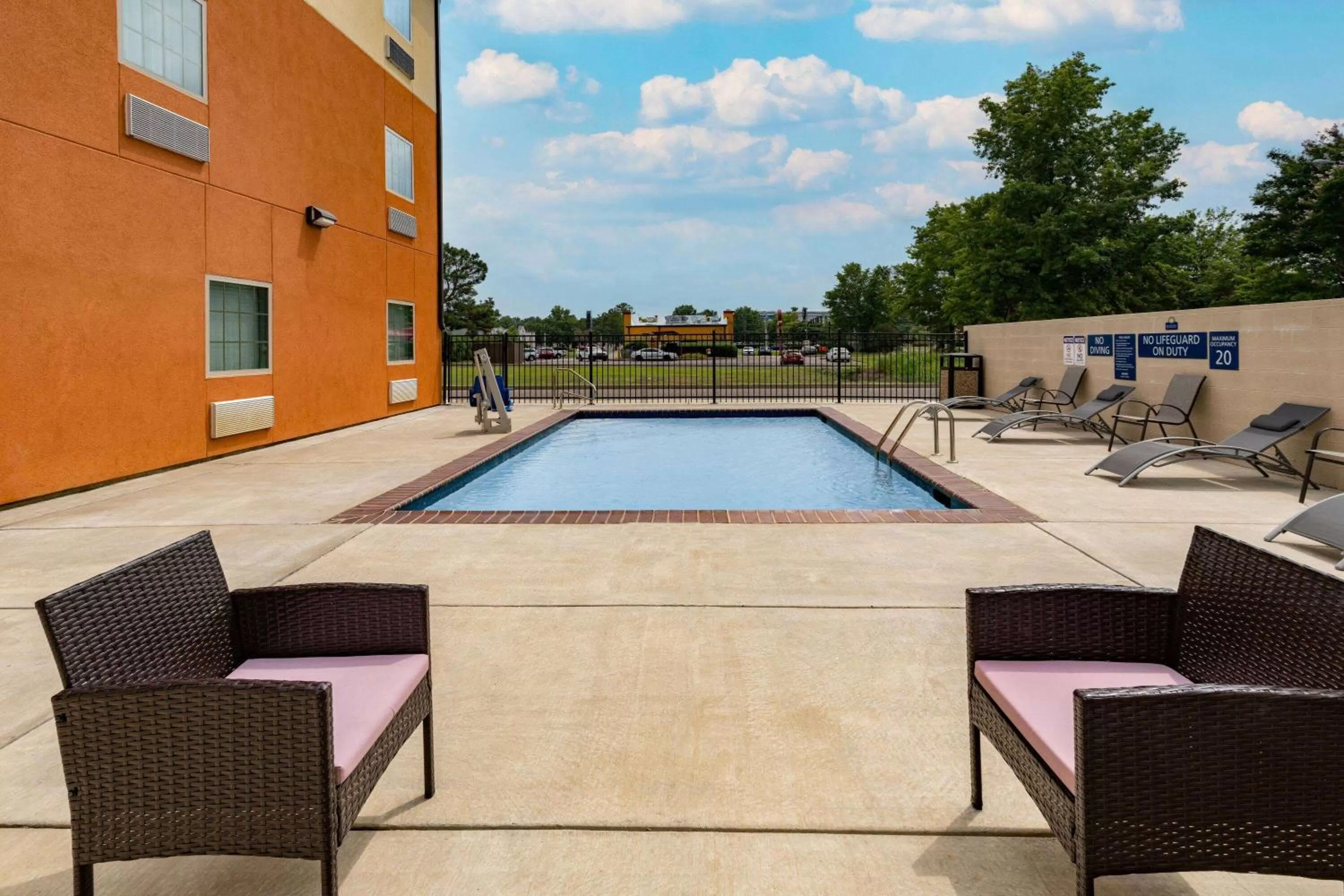 Pool view in Days Inn & Suites by Wyndham Horn Lake - Memphis Graceland
