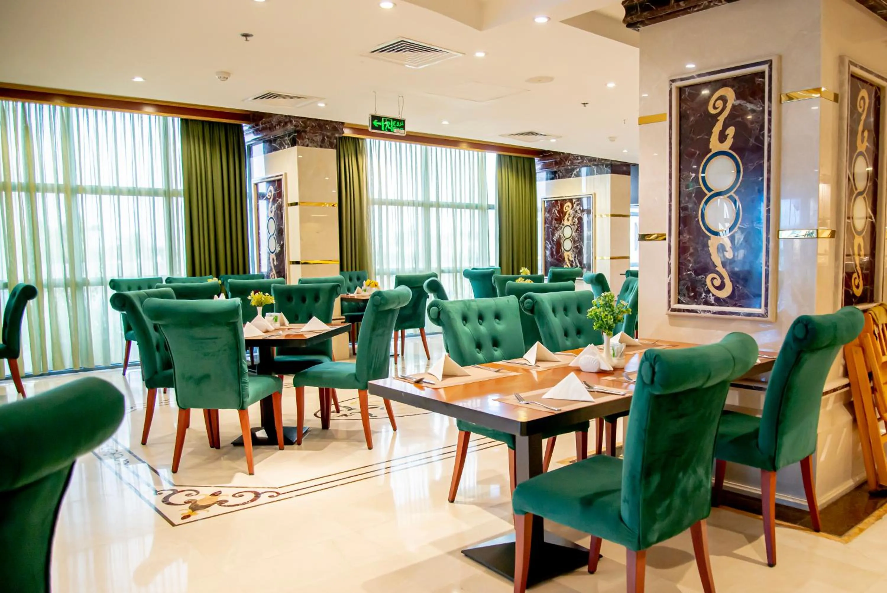 Restaurant/places to eat in Crown Town Hotel