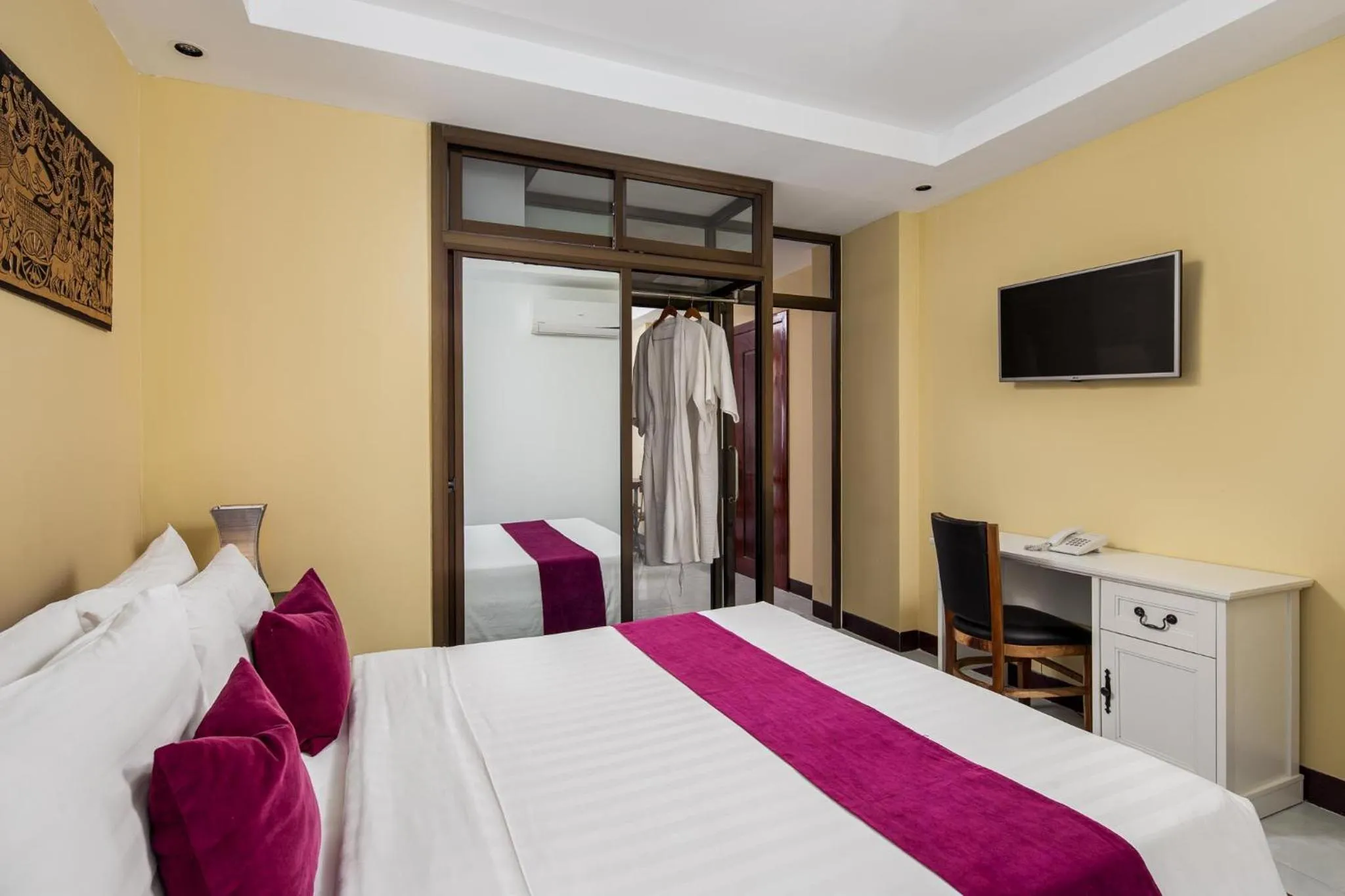 Bedroom in Botum Palace Hotel