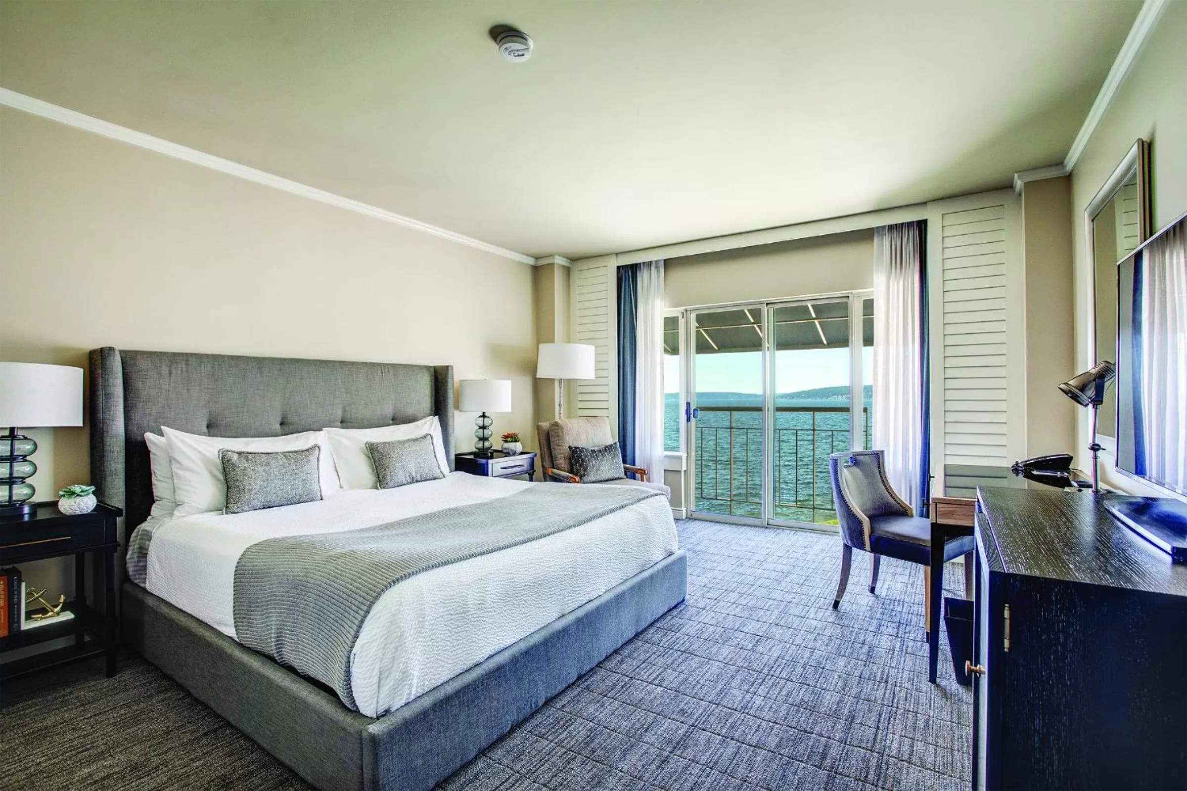 TV and multimedia, Bed in The Woodmark Hotel & Still Spa on Lake Washington