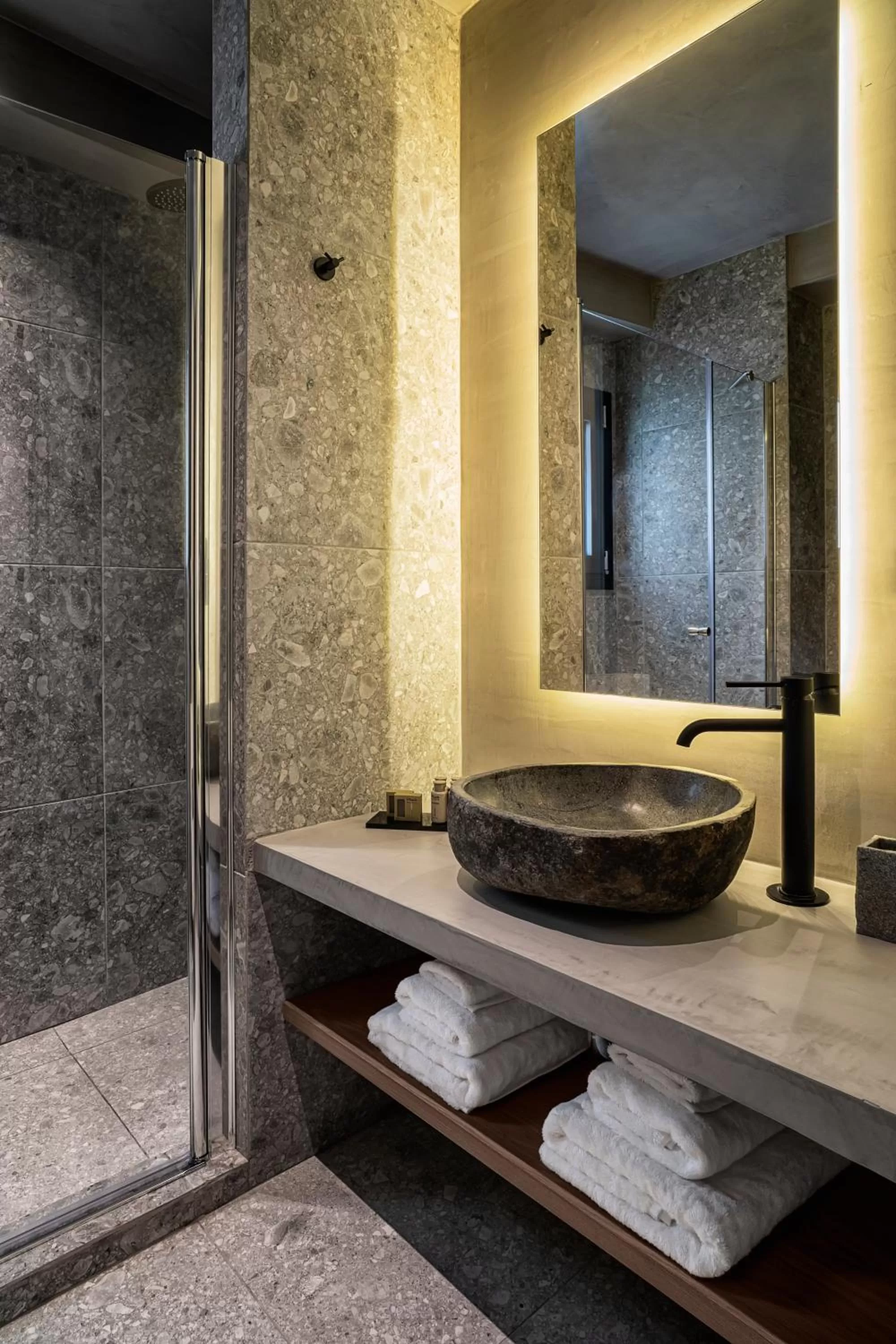 Bathroom in Bob W Athens Akadimia