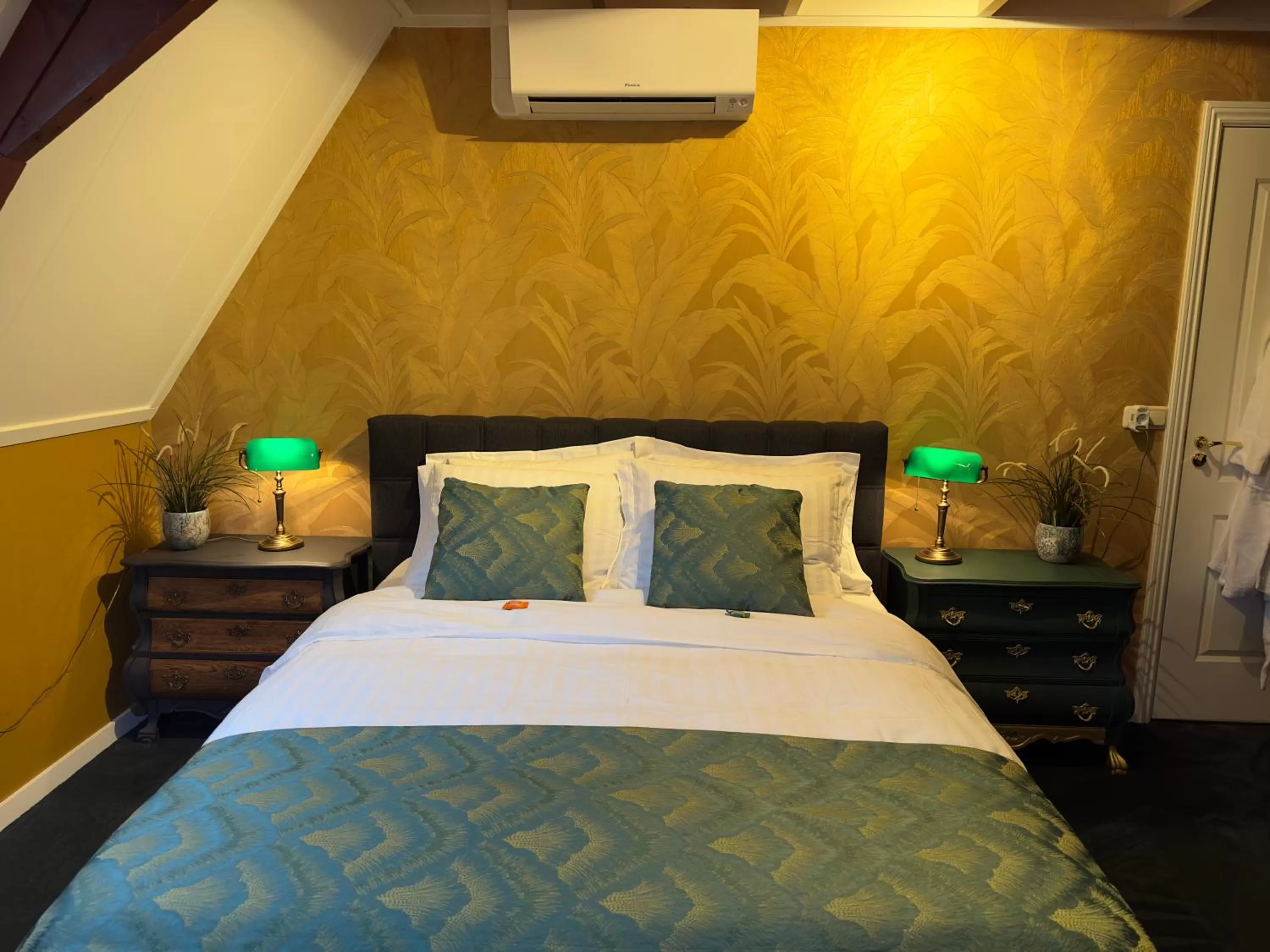 Bed in Villa Steenwyck Giethoorn