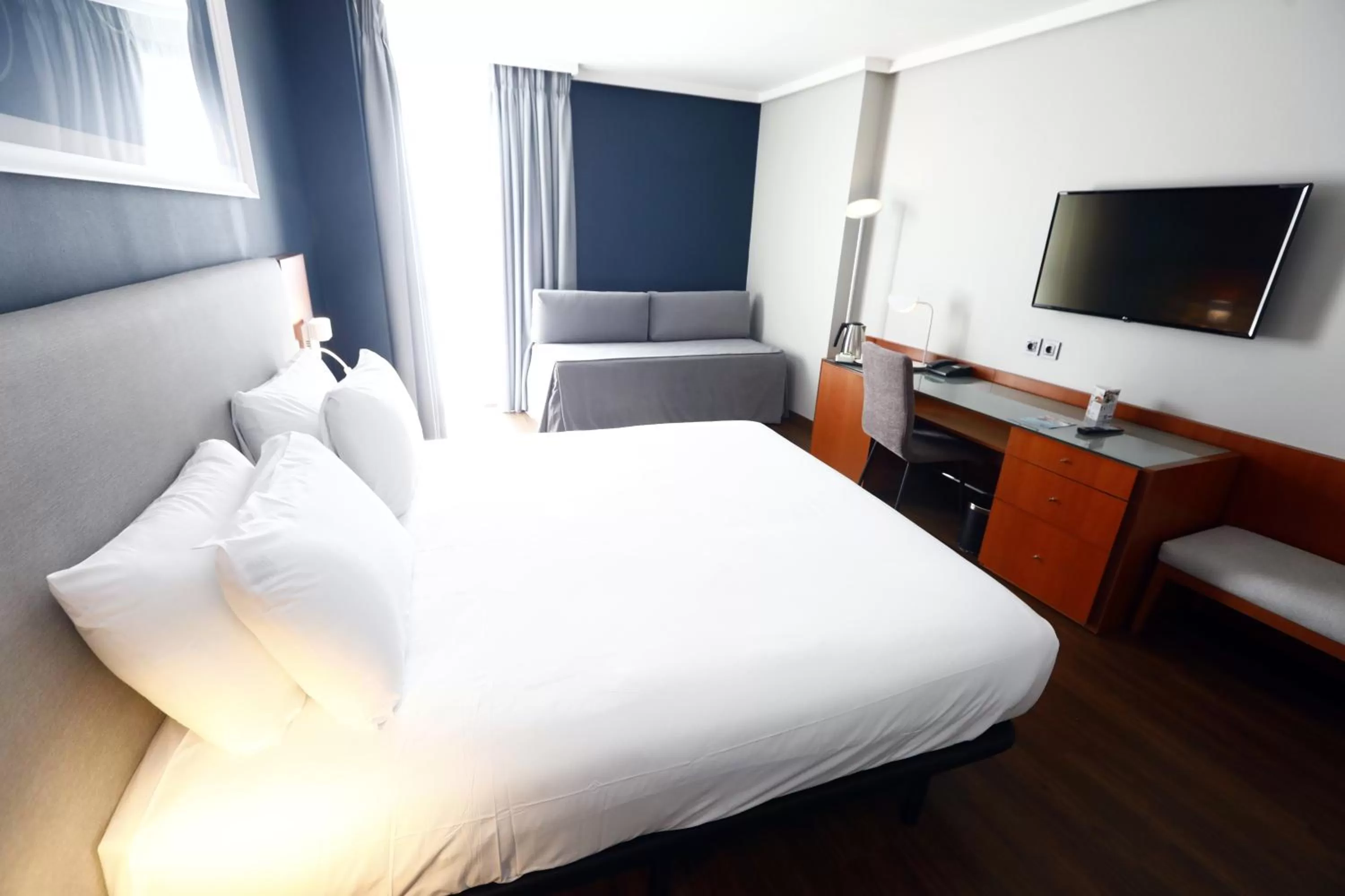 Bed in Travelodge Madrid Coslada Aeropuerto