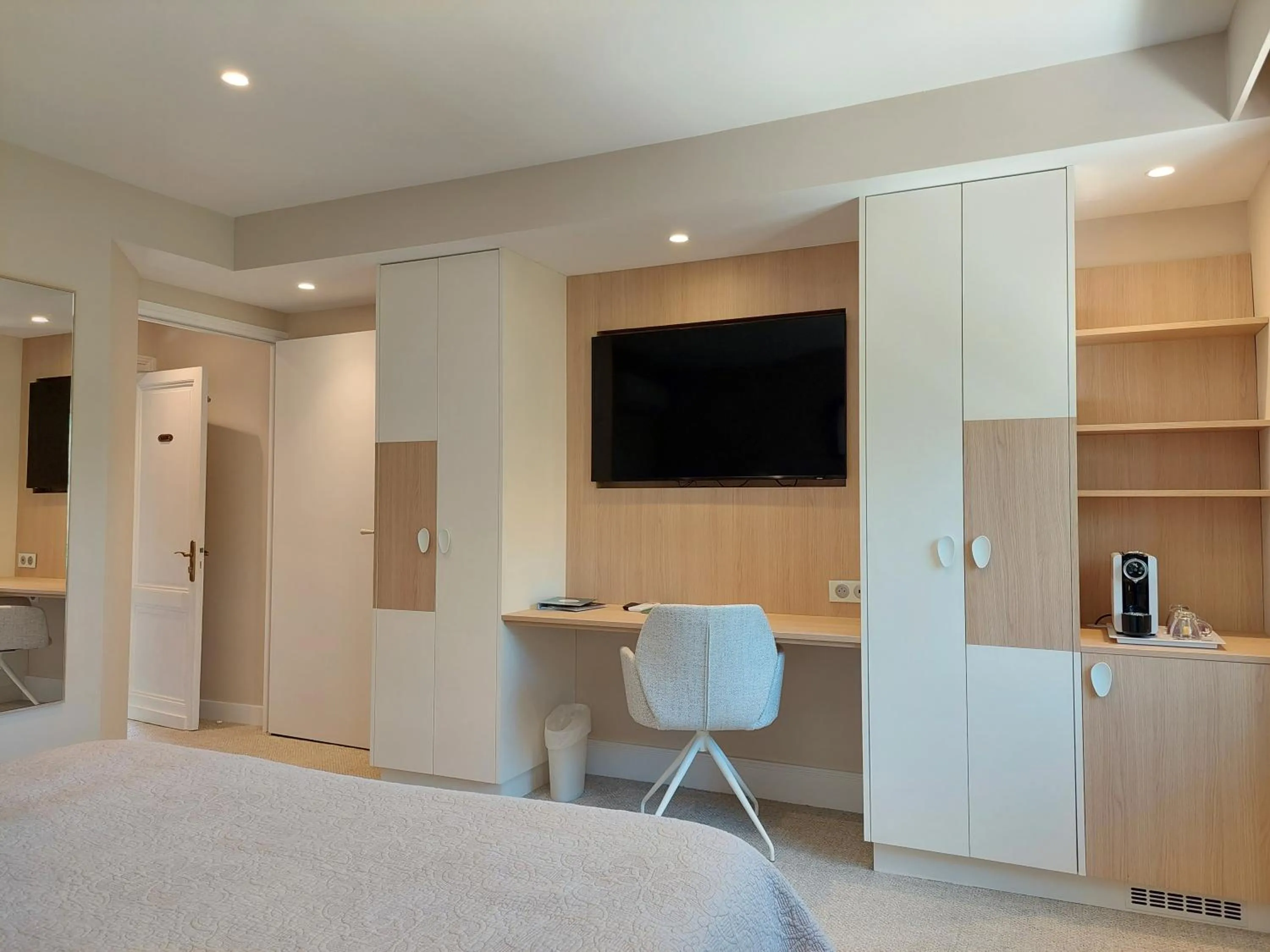 Property building, Bed in Hôtel The Originals Résidence de Rohan (EX RELAIS DU SILENCE)