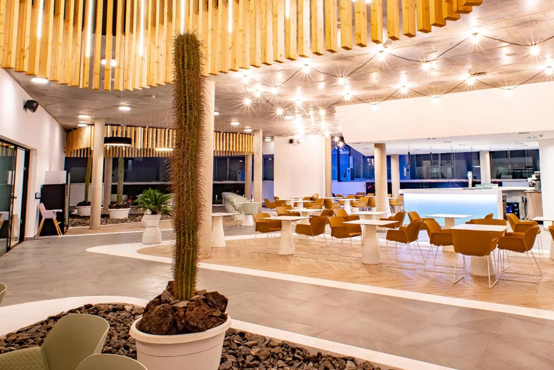 Restaurant/places to eat in Hotel Taimar