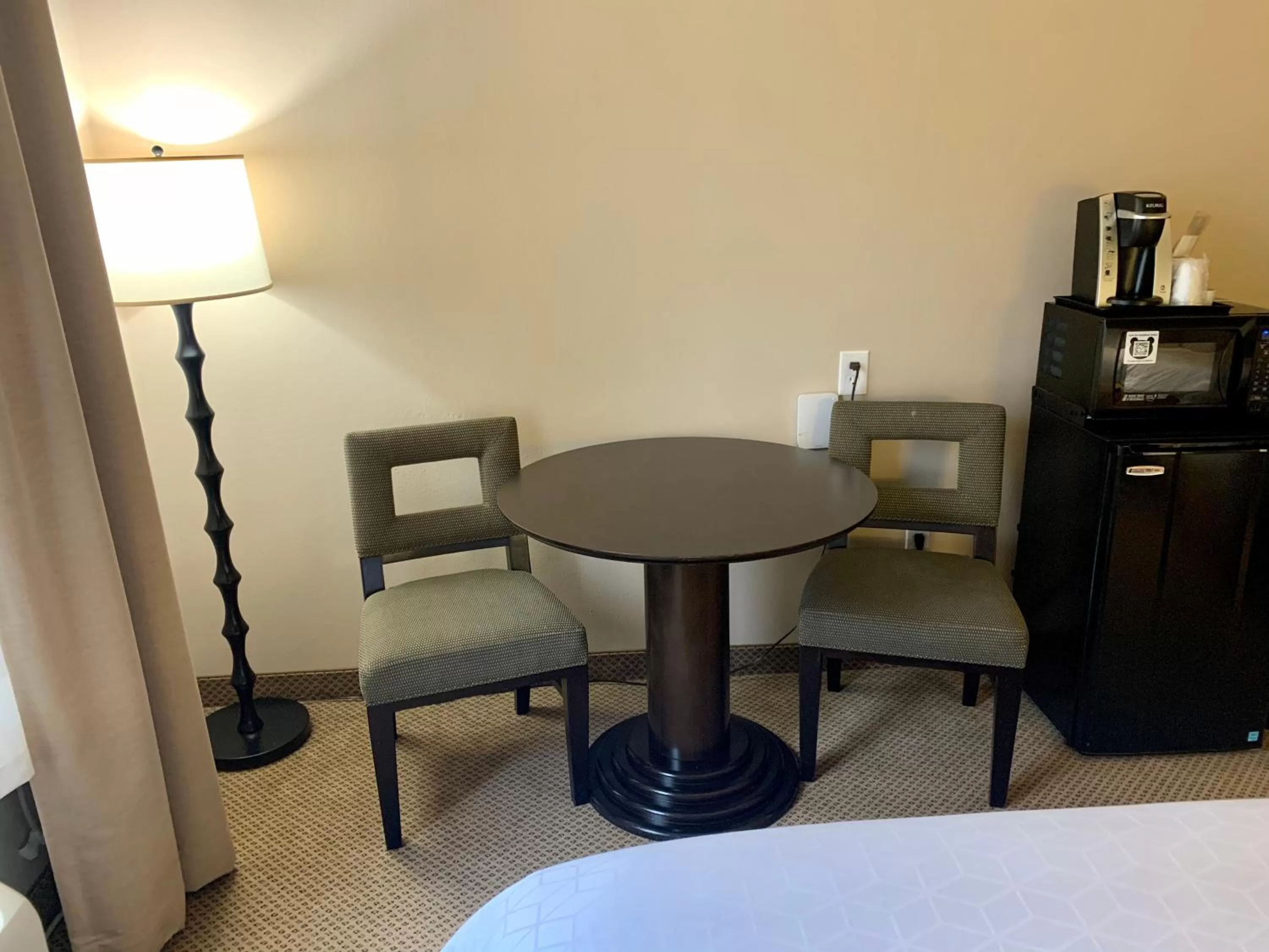 Living room, Bed in Holiday Inn Express Hotel & Suites North Sequim by IHG