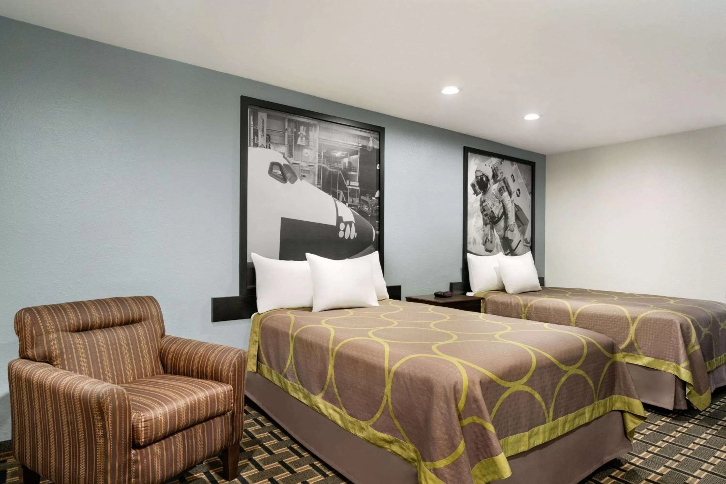 Photo of the whole room, Bed in Super 8 by Wyndham Houston/Dtwn/I-610