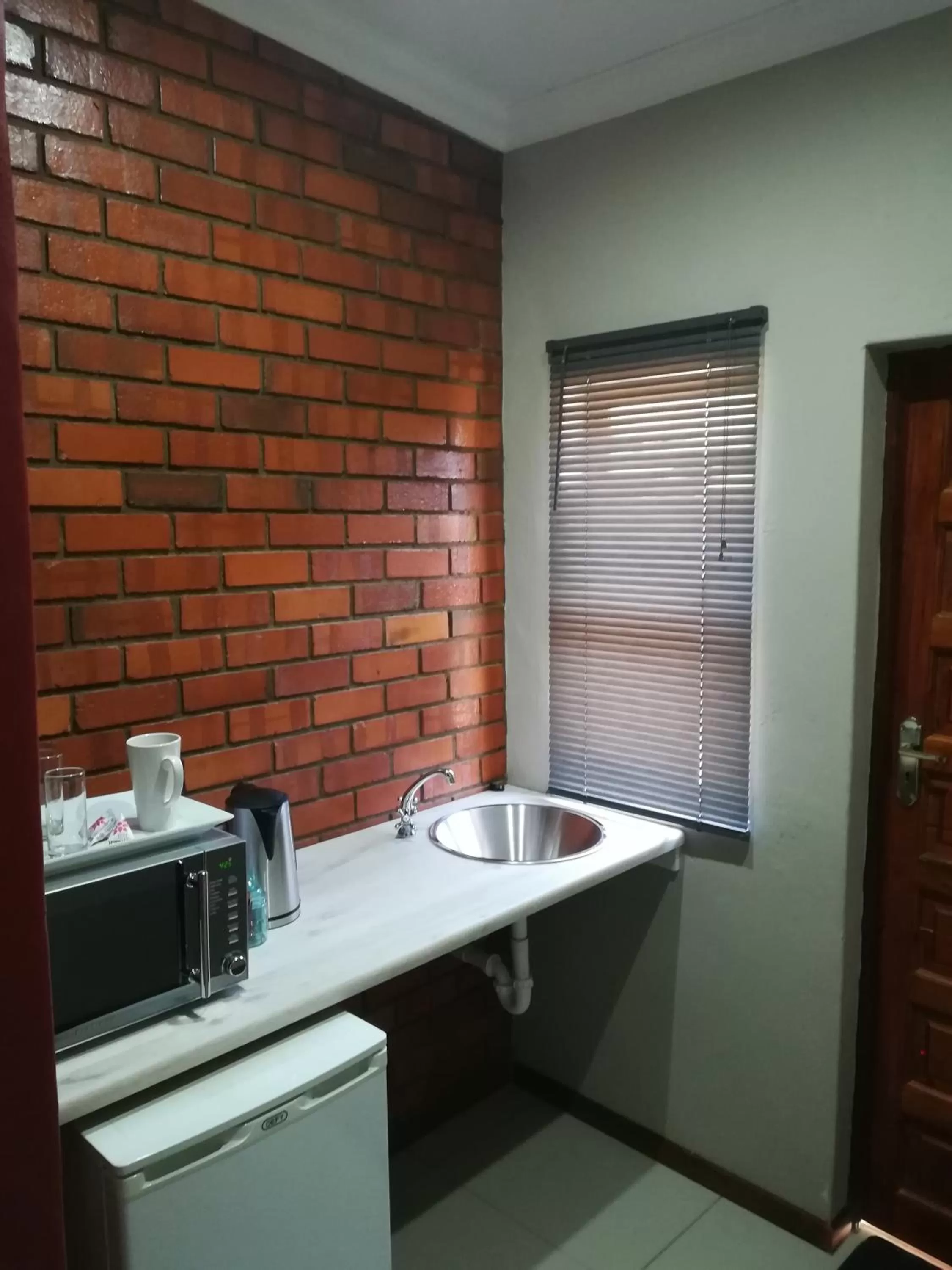 Kitchen or kitchenette in Tranquil House B&B @ 121 Berry St