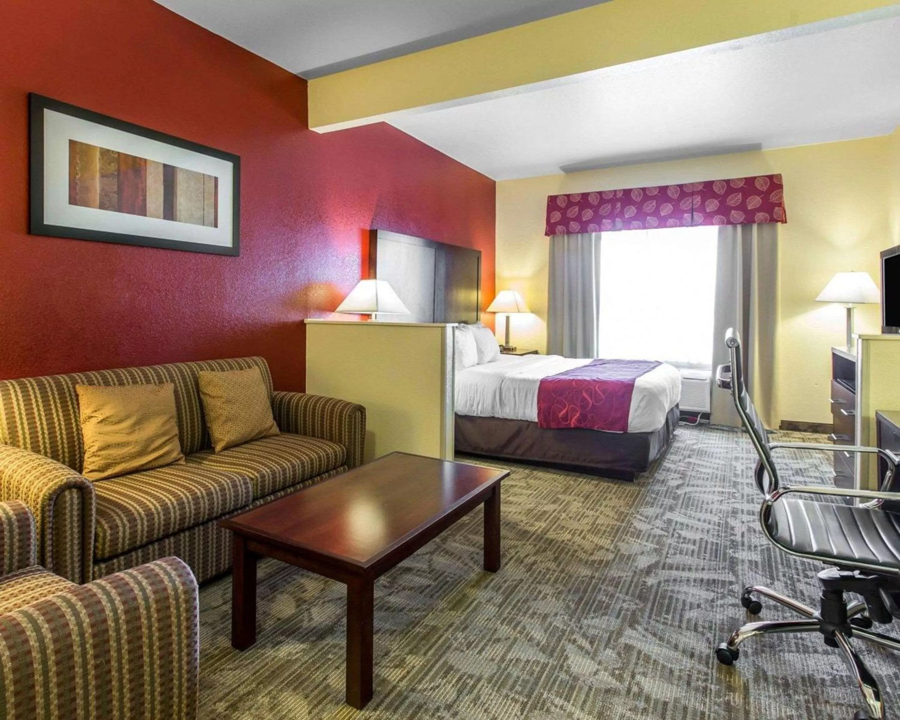 Photo of the whole room, Bed in Comfort Suites Palm Desert I-10