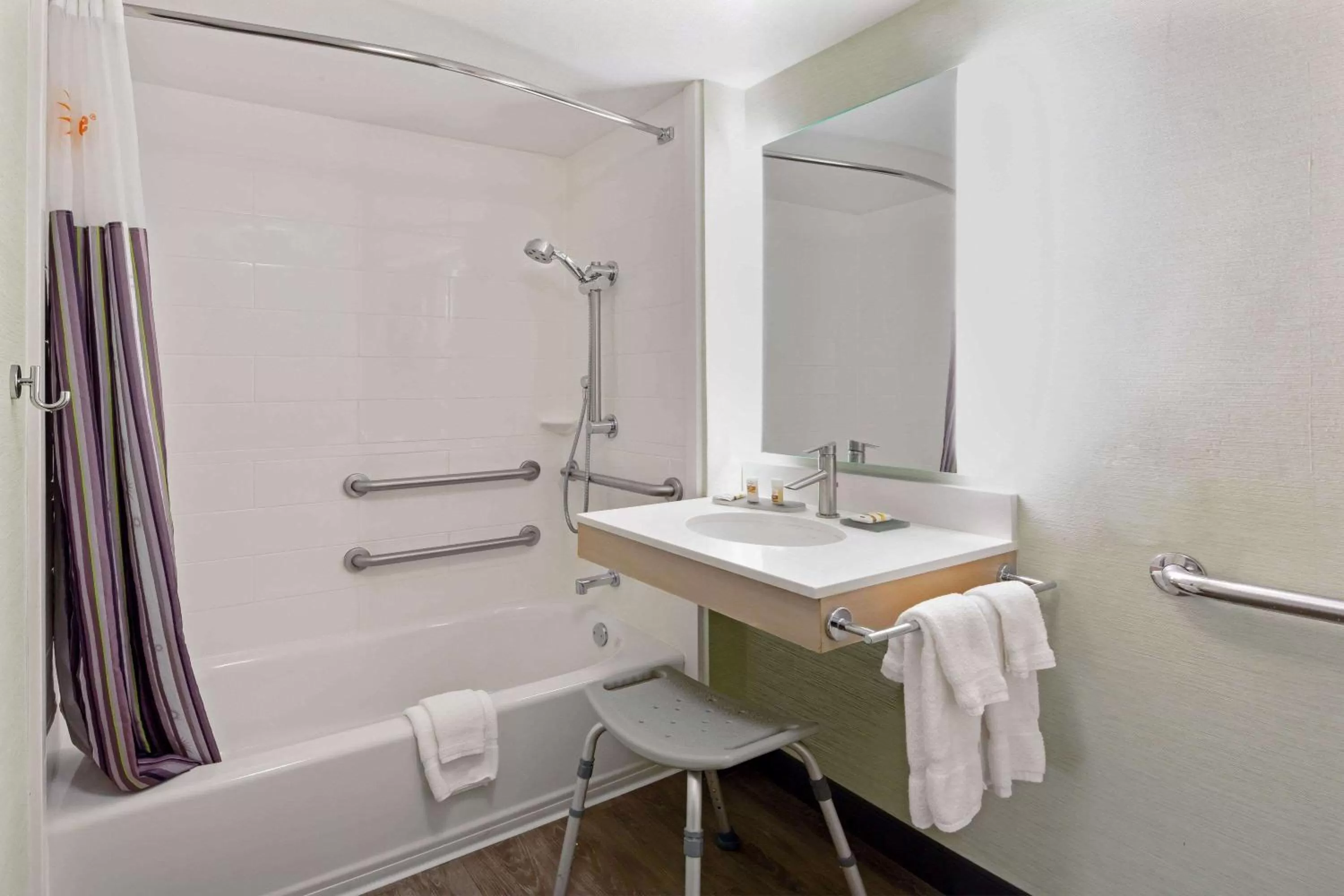 Bathroom in La Quinta by Wyndham San Francisco Airport North - Free Airport Shuttle