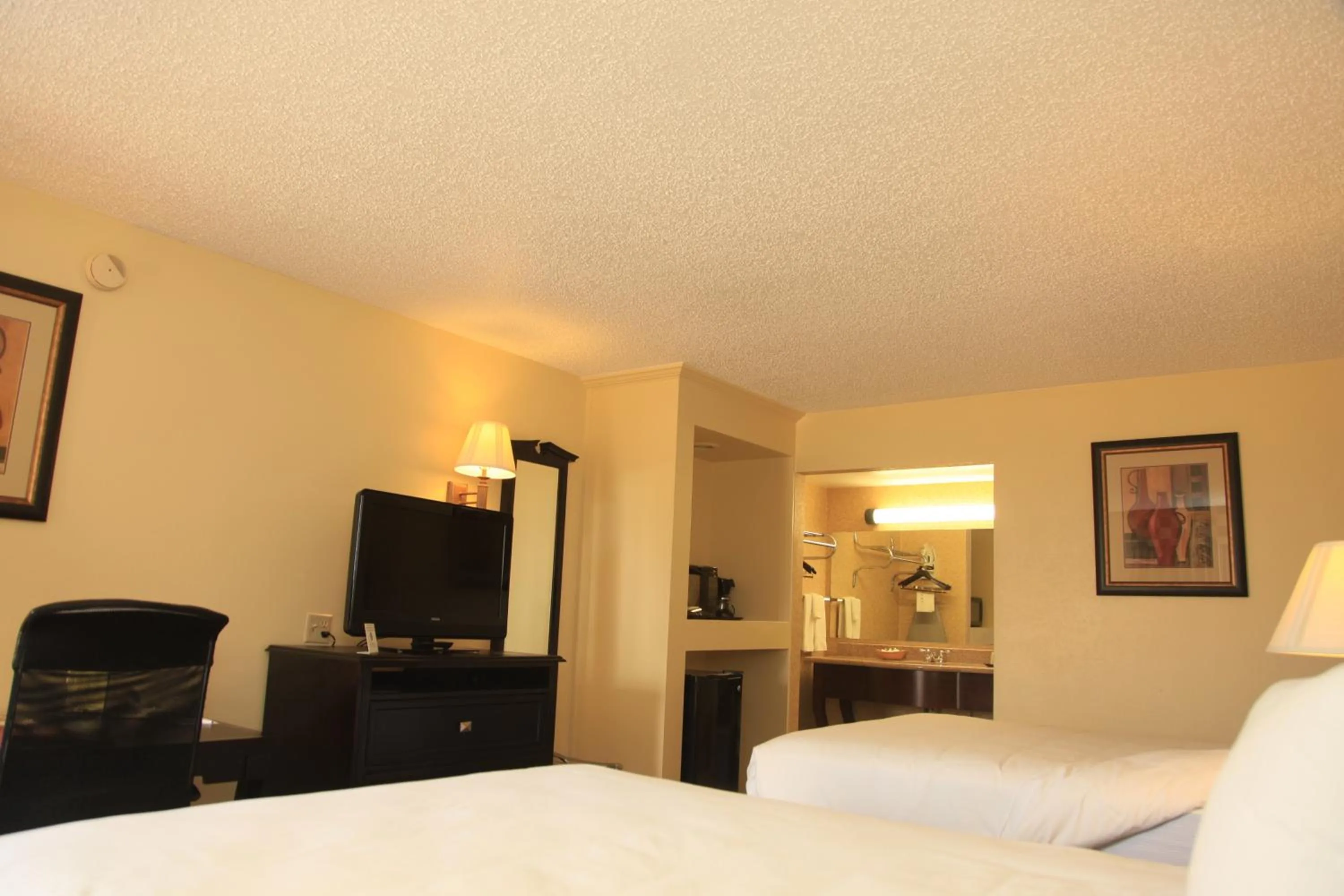 Photo of the whole room, Bed in Plaza Inn Midland