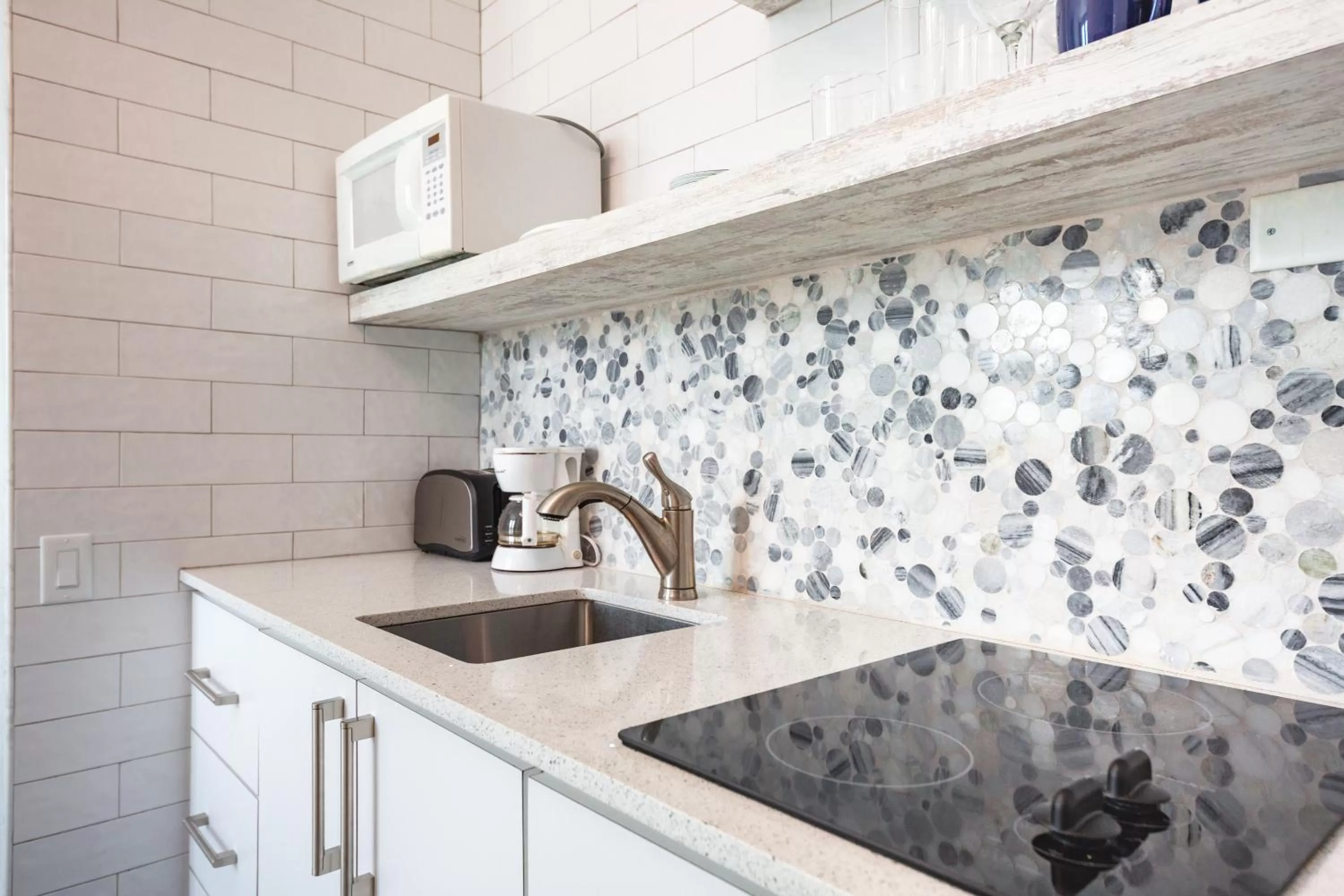 Coffee/tea facilities in ESJ Towers by Chana