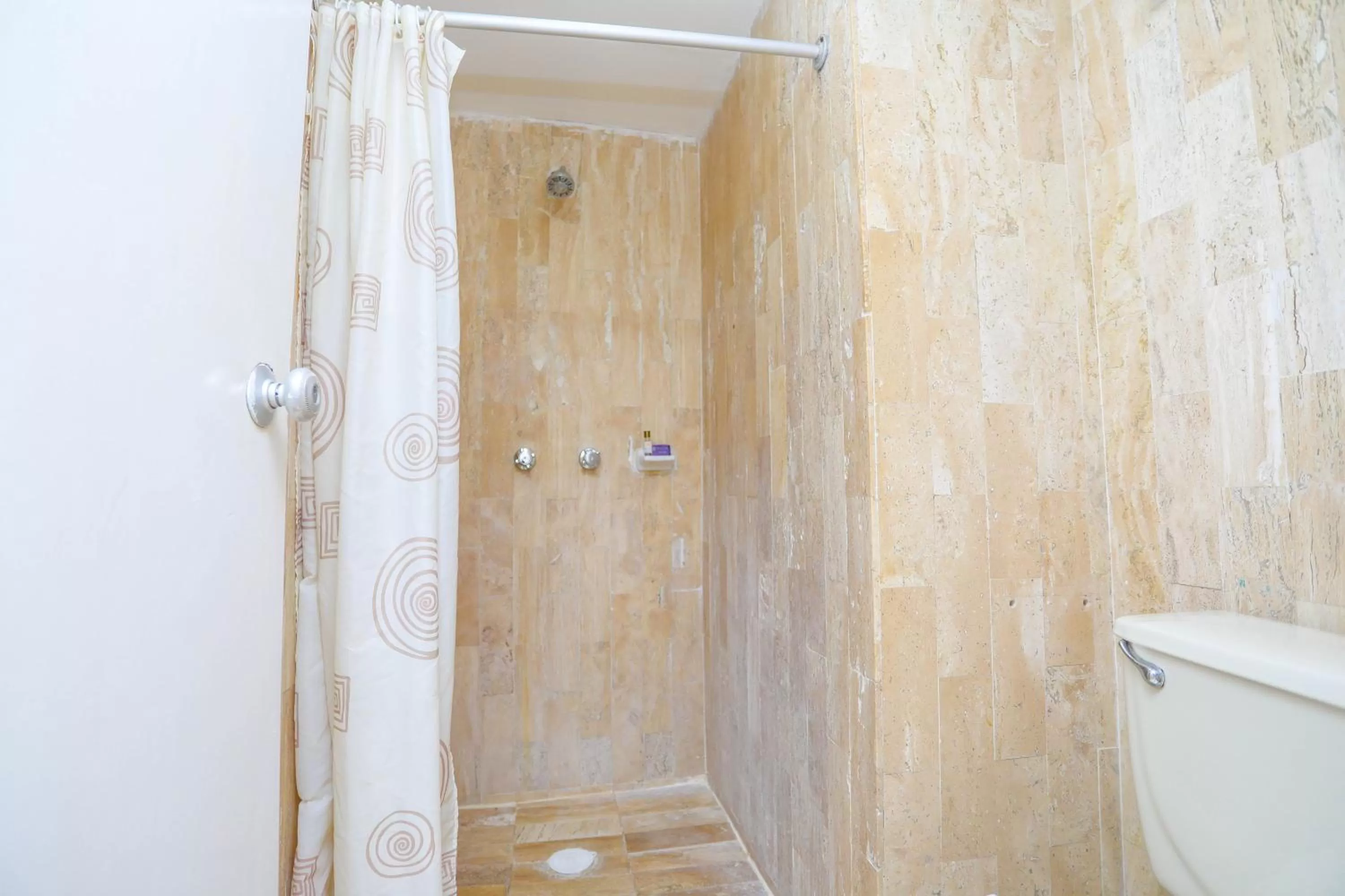 Shower in Hotel Caribe Internacional Cancun