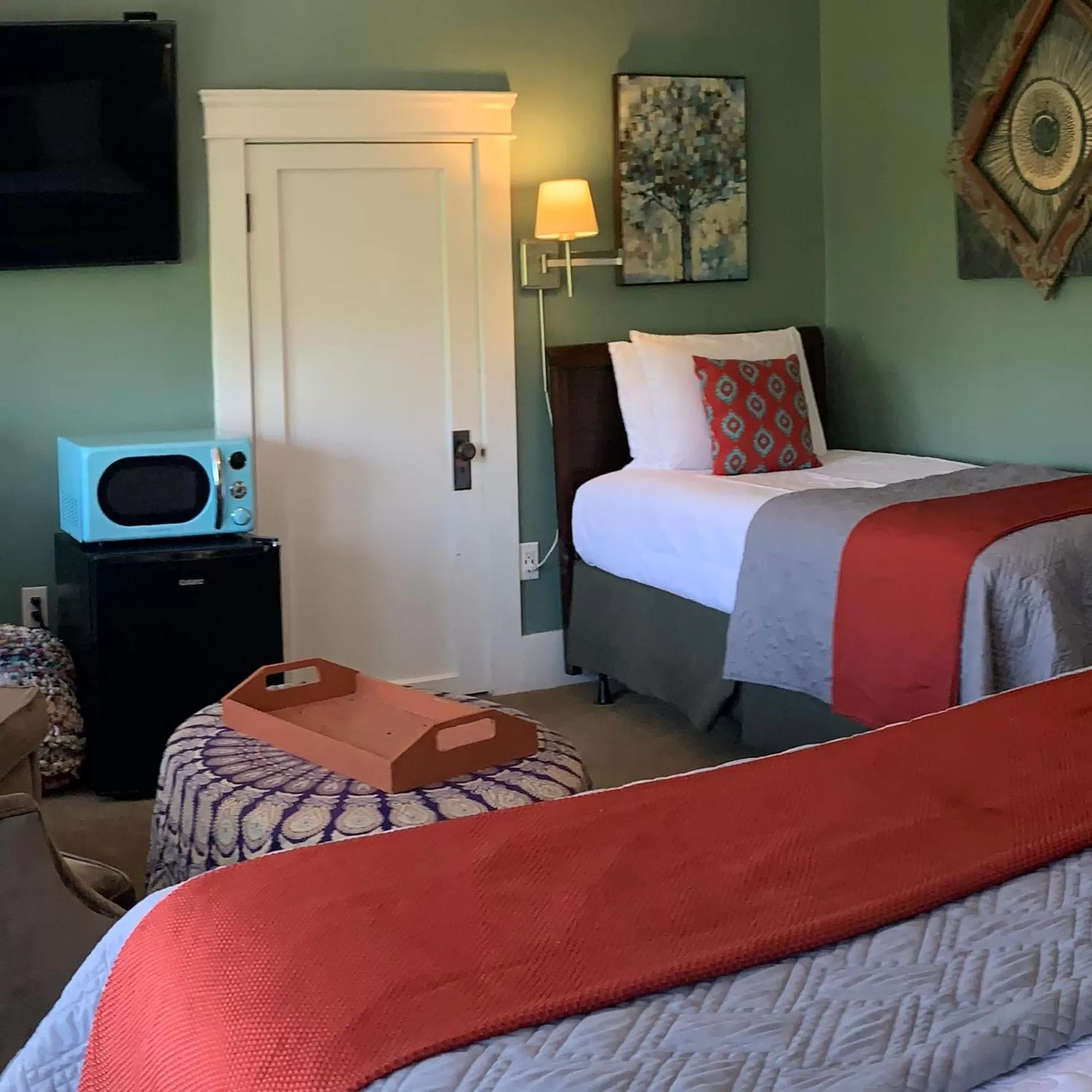 TV and multimedia, Bed in Bayberry Inn B&B and Oregon Wellness Retreat