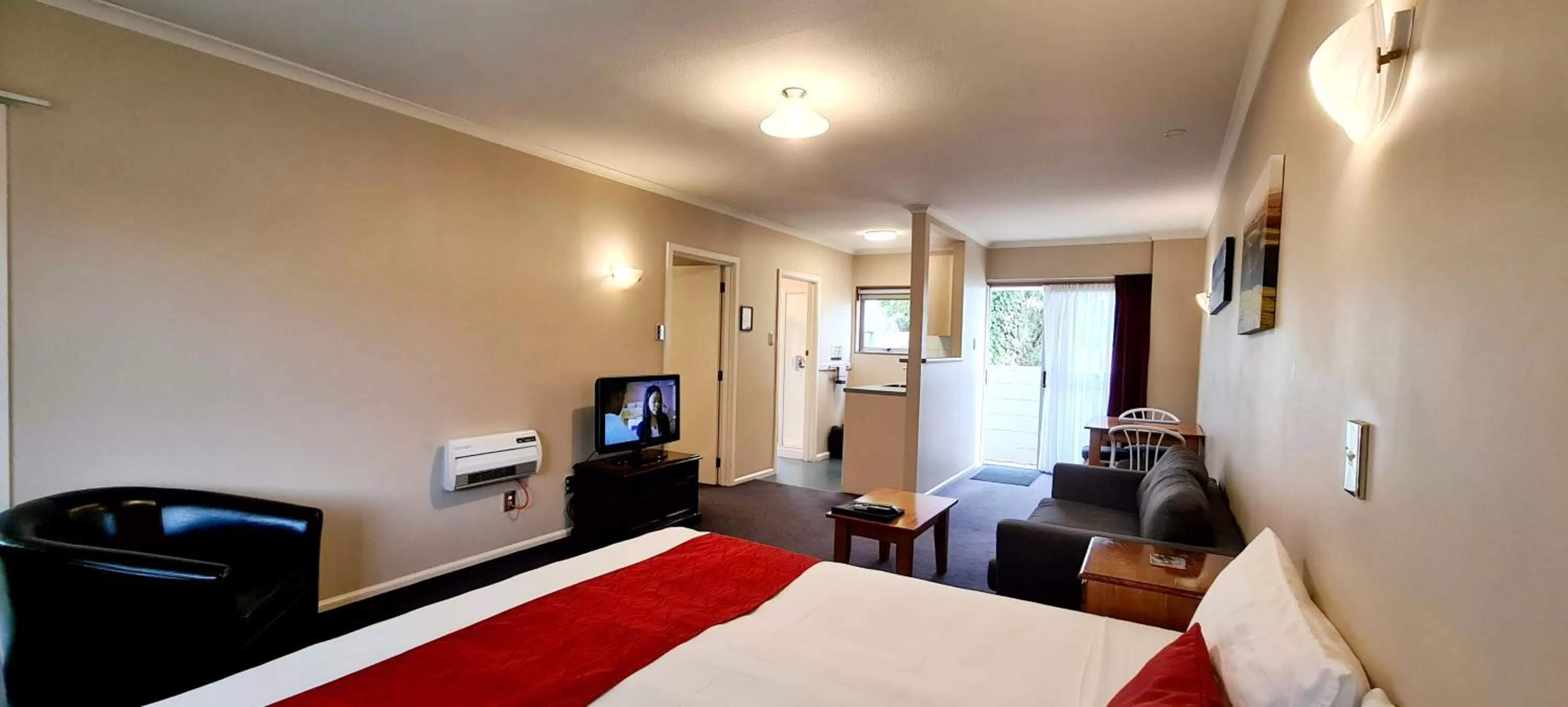 Living room, Bed in Parklands Motor Lodge Timaru