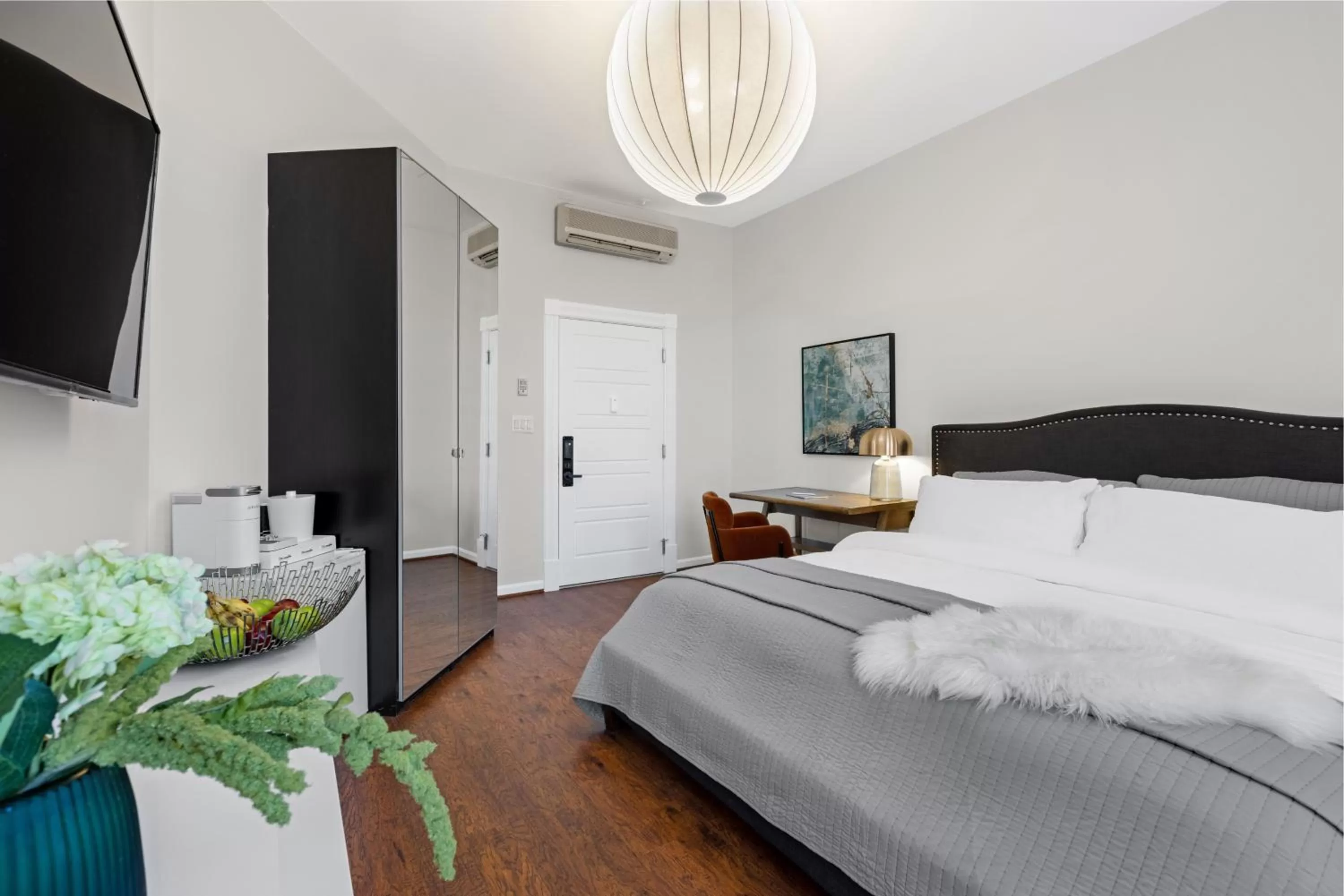 Communal lounge/ TV room, Bed in Brexton Hotel