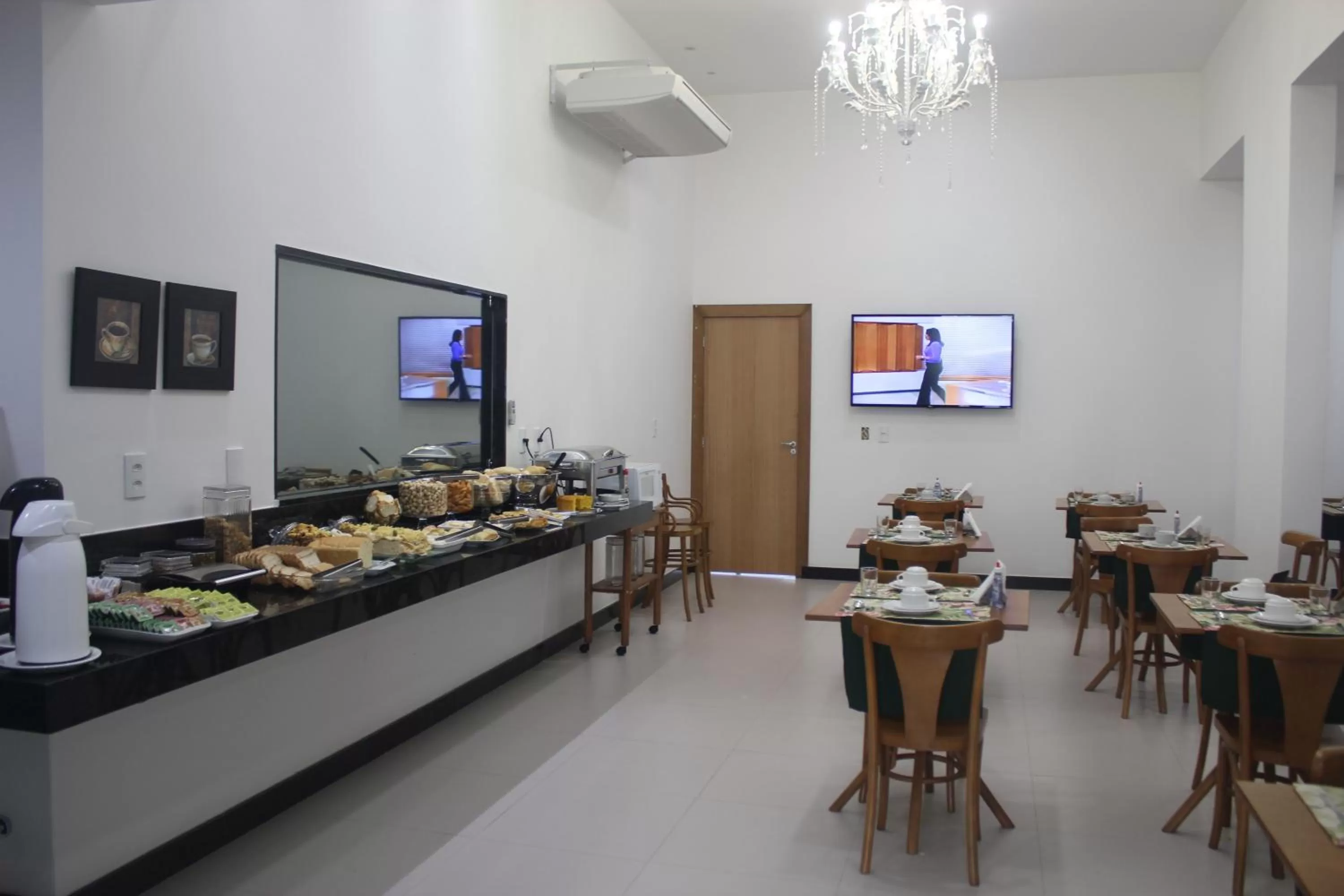 Restaurant/places to eat in Pratti Hotel