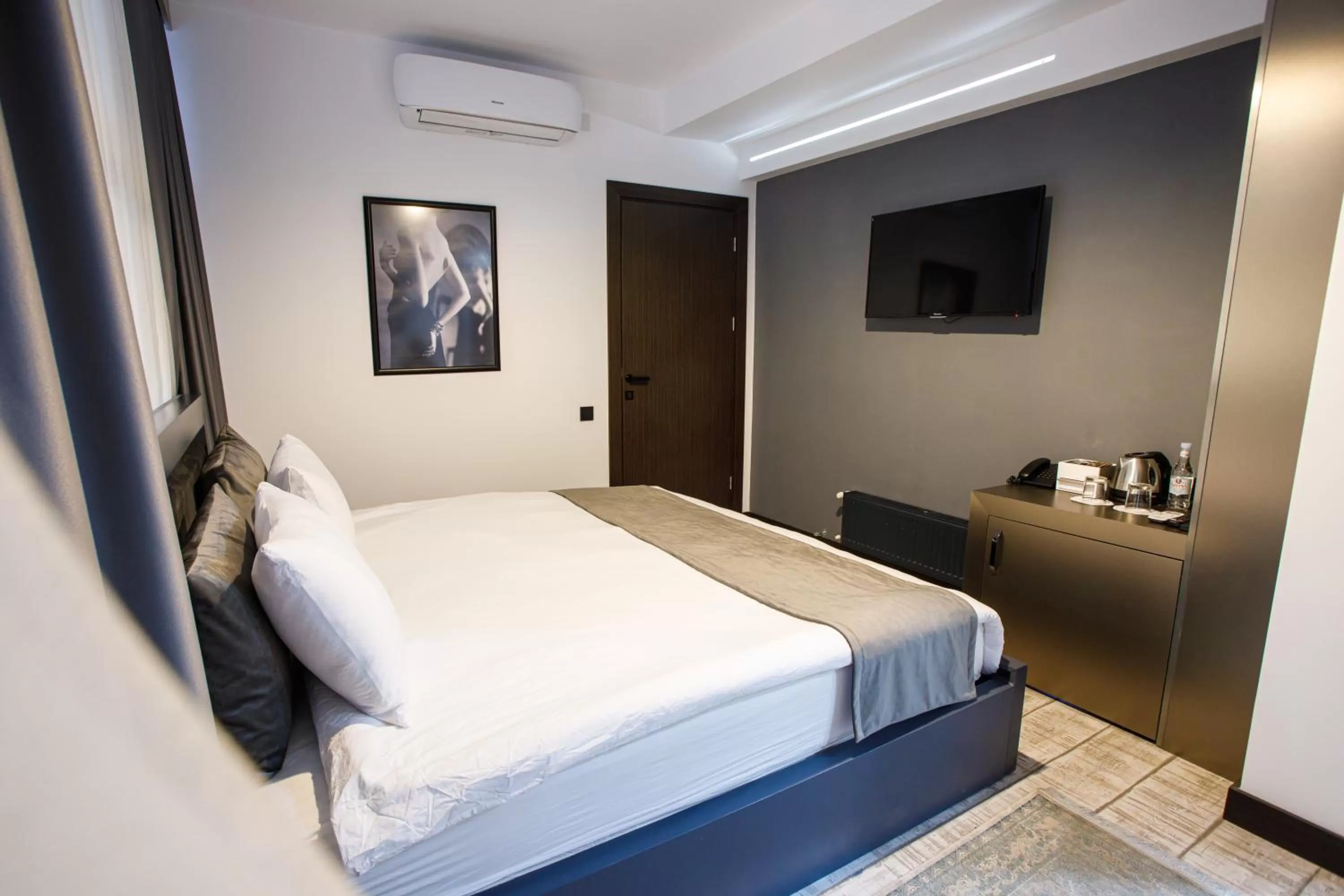 TV and multimedia, Bed in The Phoenix Boutique Hotel