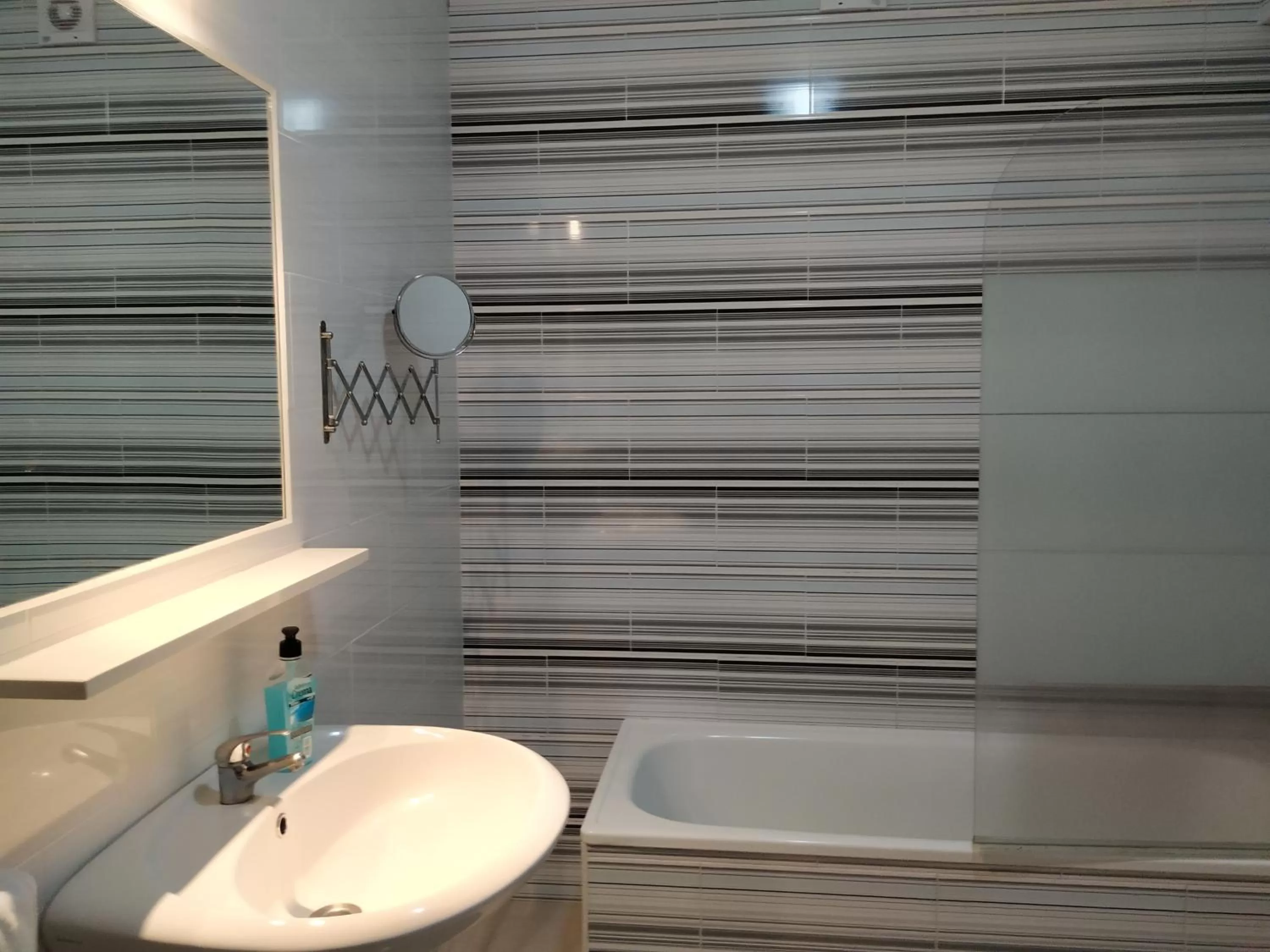 Bathroom in Costa & Isaias Apartamentos