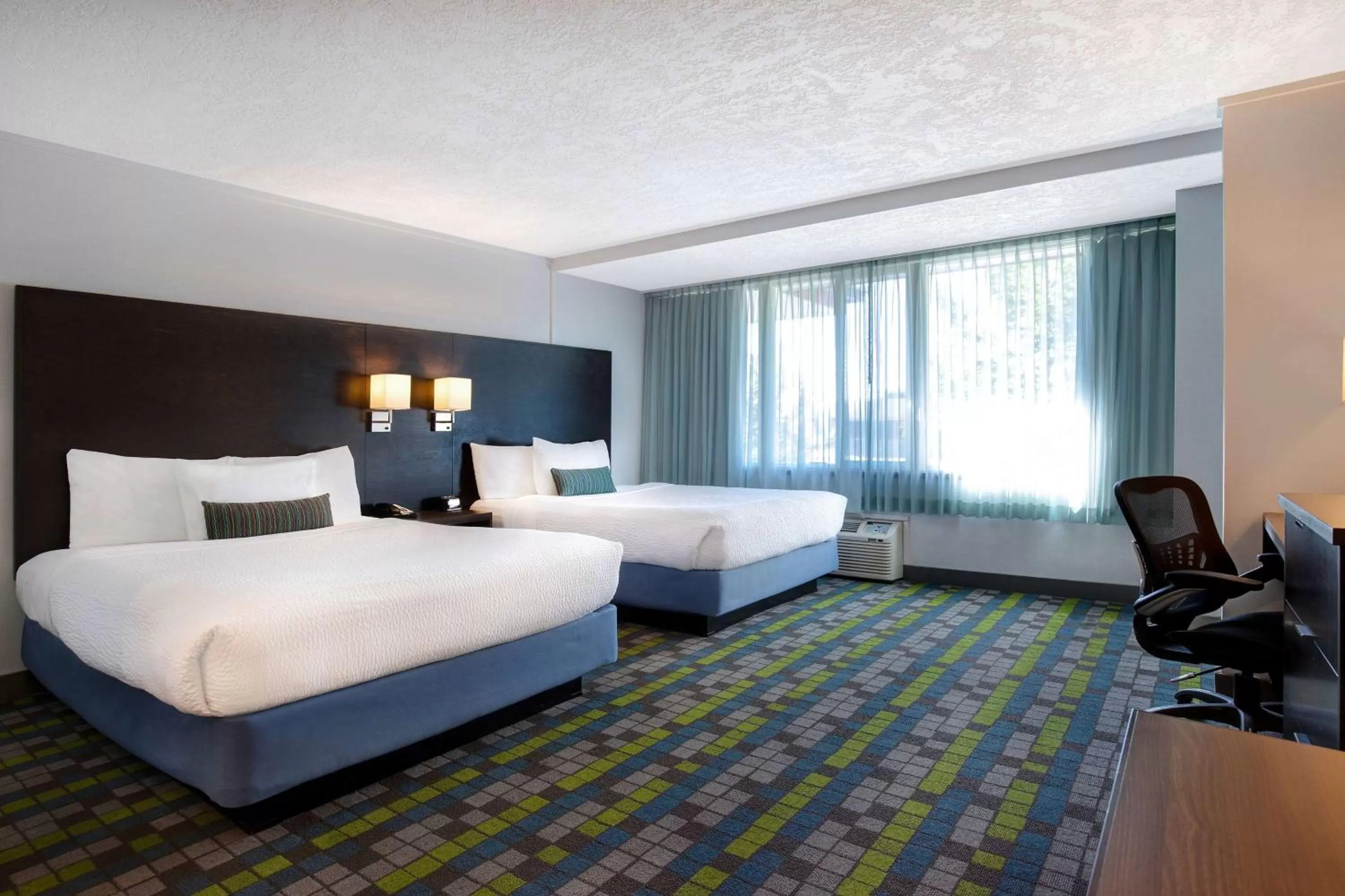 Photo of the whole room, Bed in Days Inn by Wyndham Victoria Airport Sidney