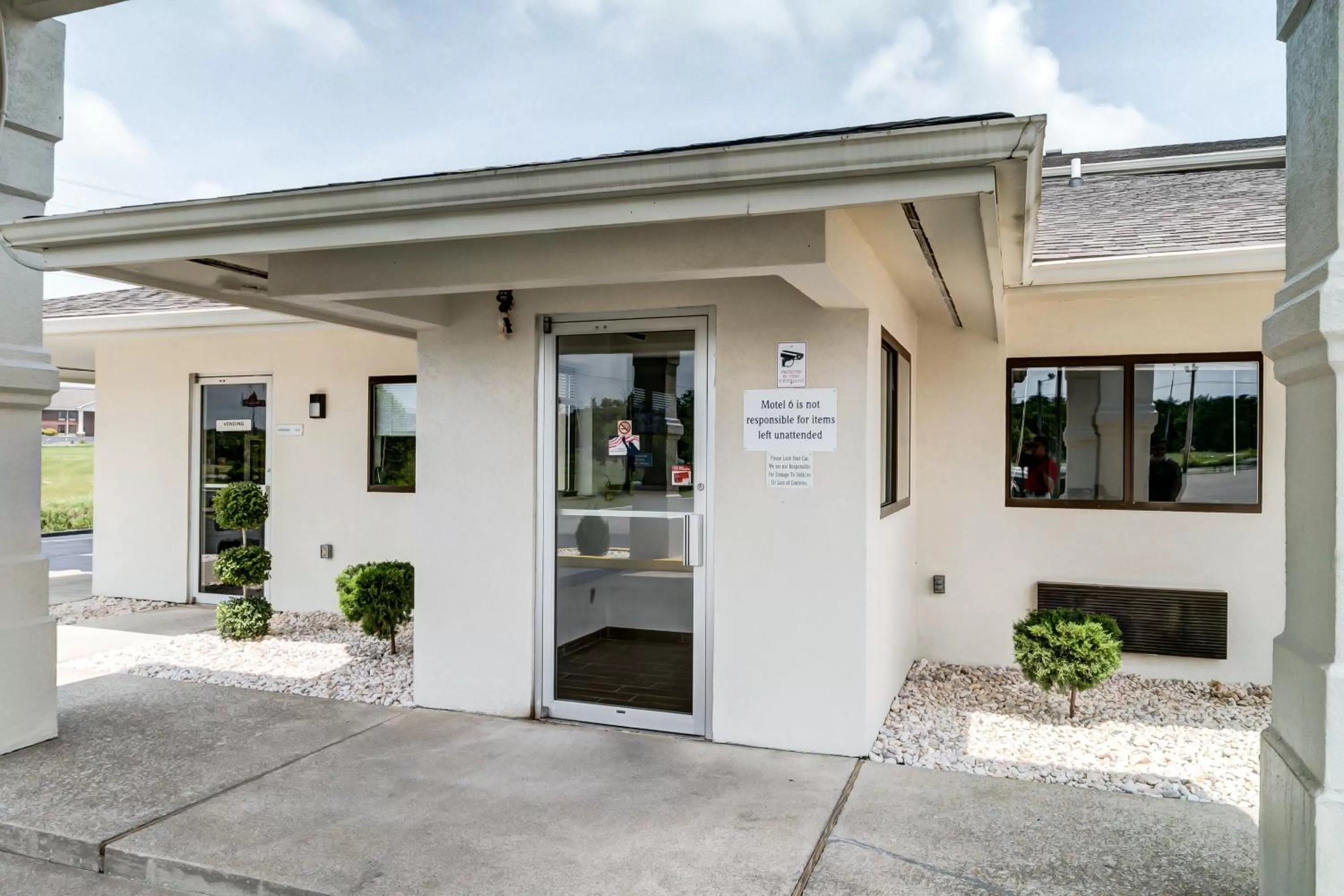 Facade/entrance in Motel 6-Berea, KY