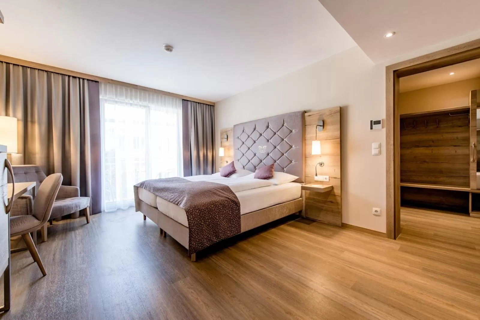 Bedroom, Bed in Hotel Krone