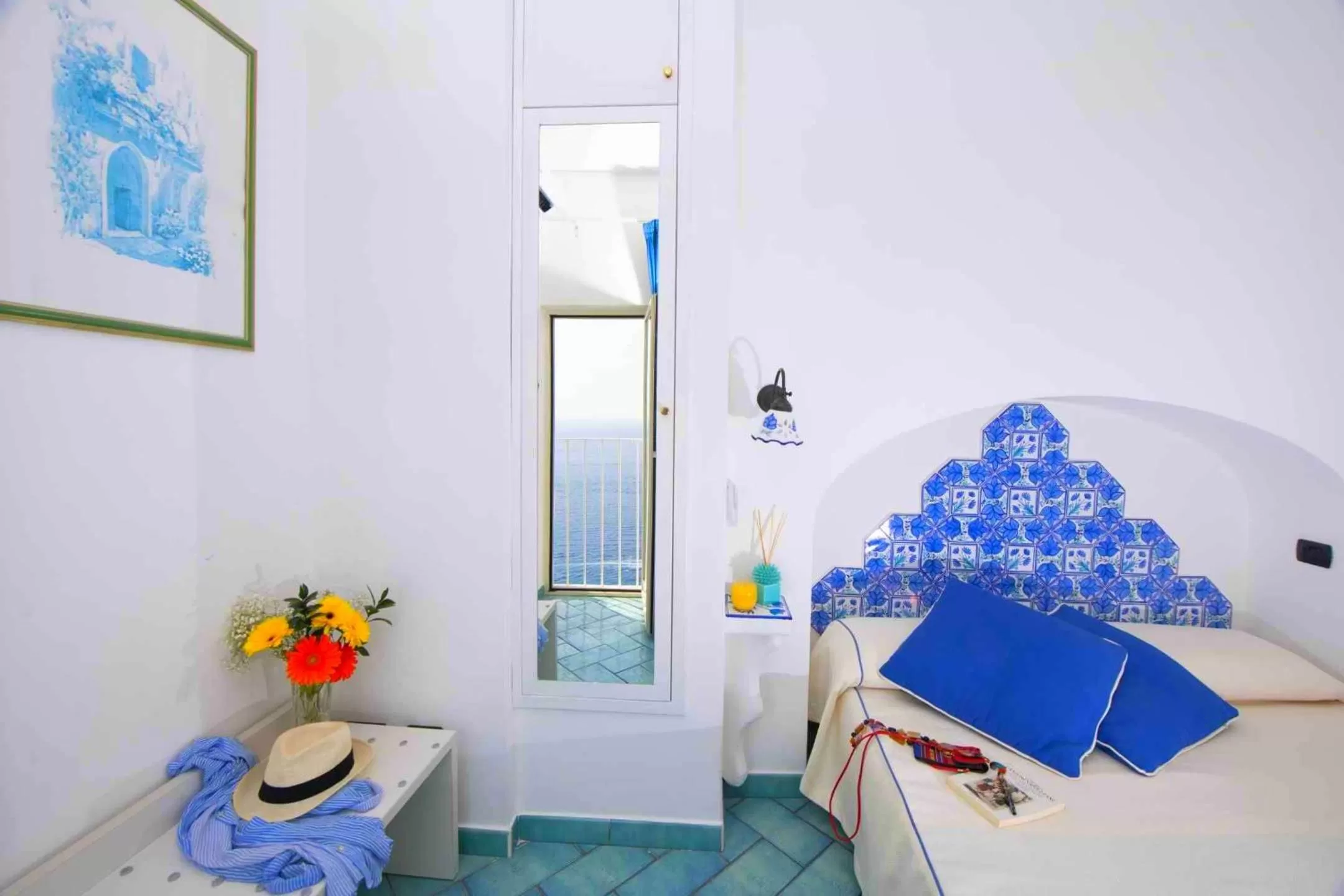 View (from property/room), Bed in Hotel La Ninfa