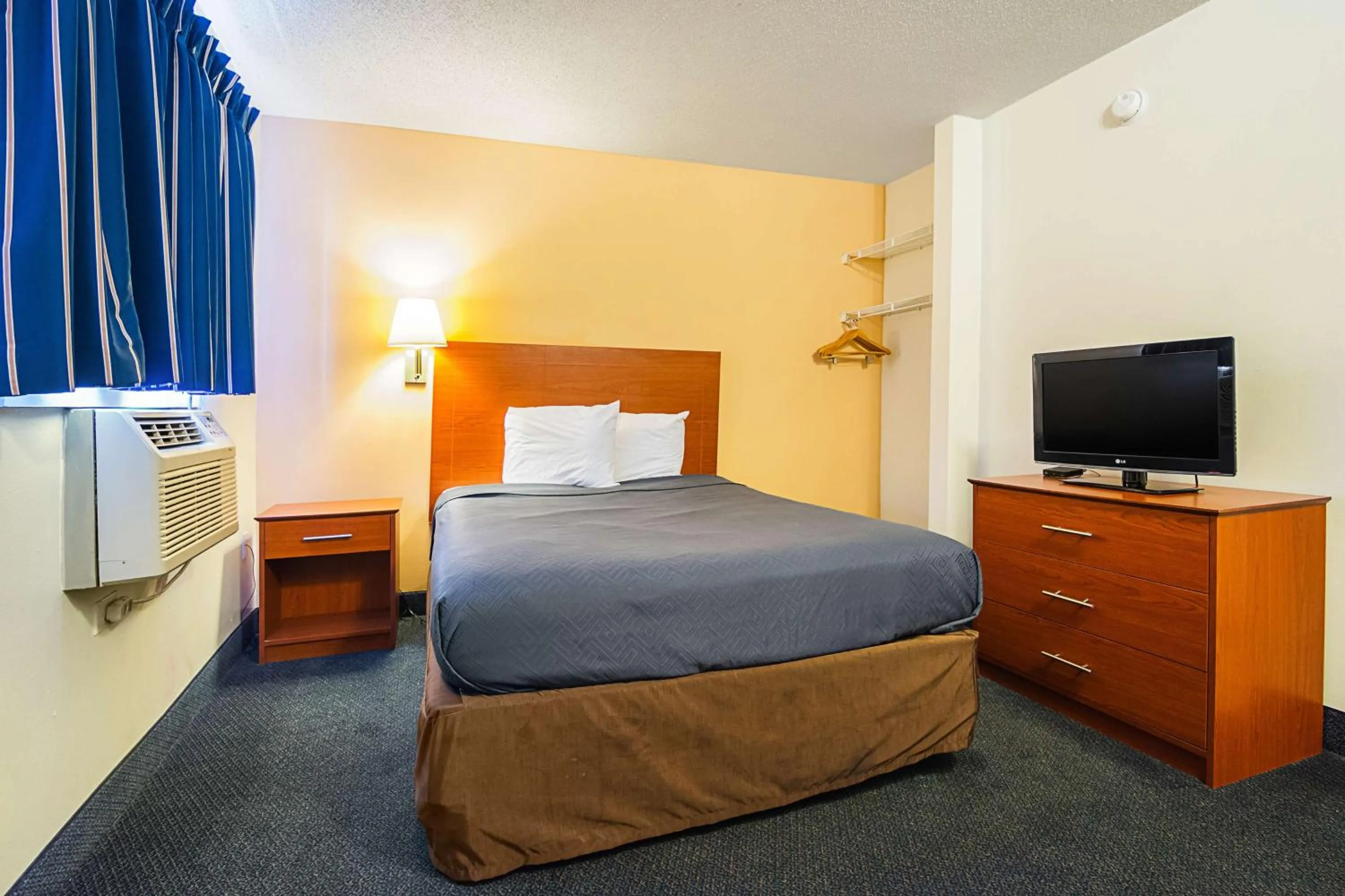 Photo of the whole room, Bed in Motel 6-Fayetteville, NC - Fort Liberty Area