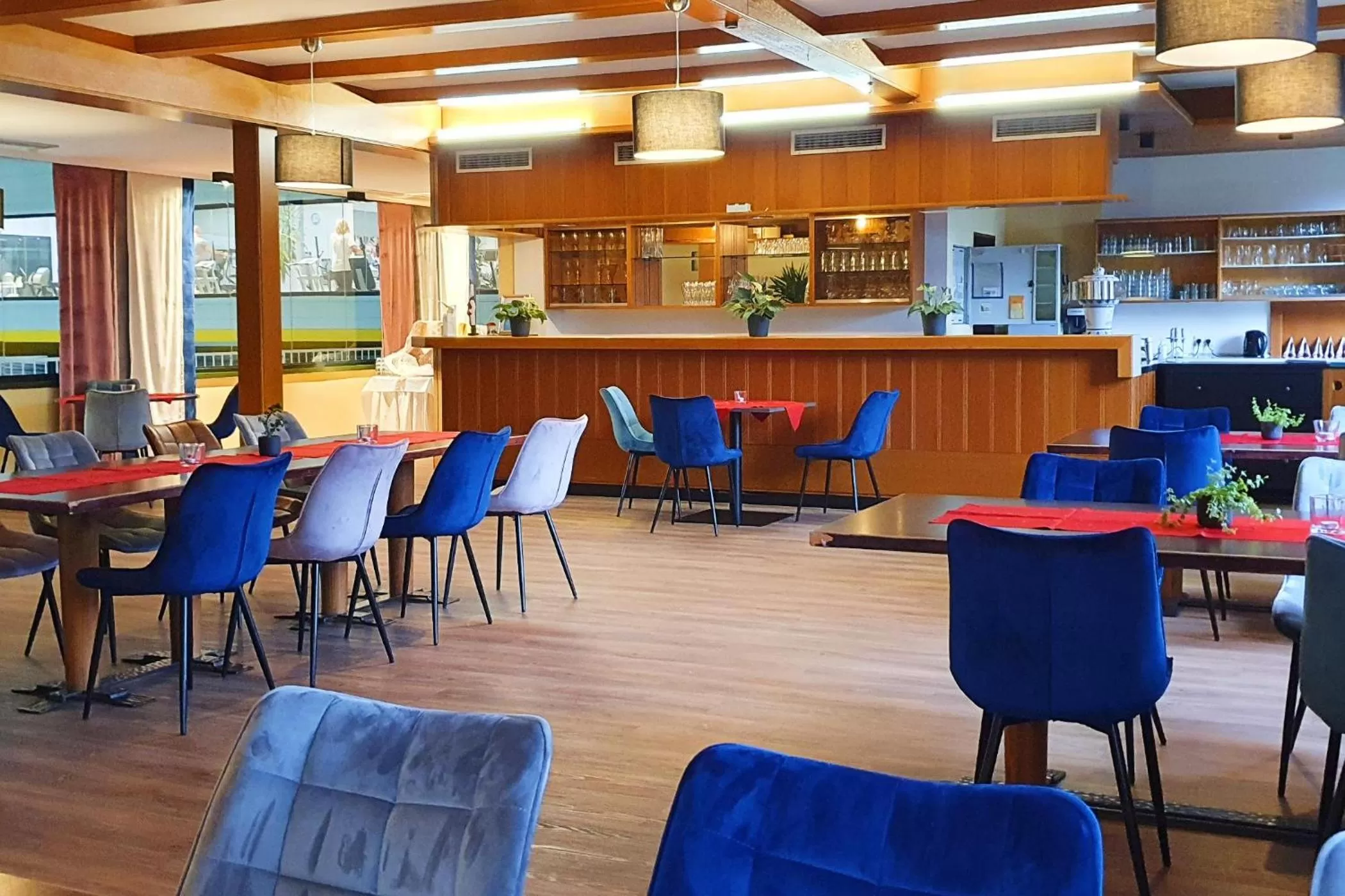 Restaurant/places to eat in Sport Hotel Kenzingen inklusive Schwimmbad, Sauna und Frühstück nähe Europa-Park