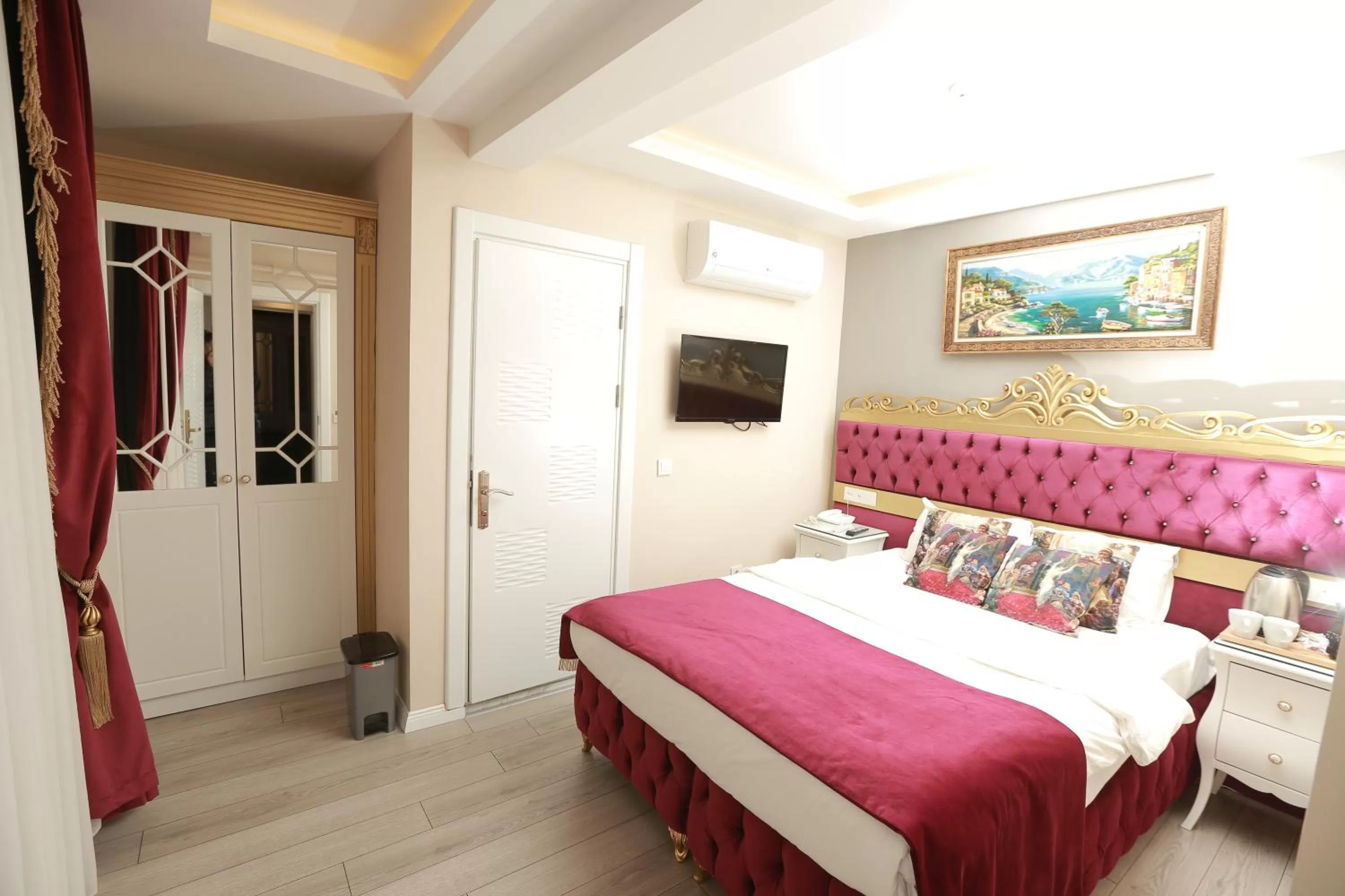 Quiet street view, Bed in Constantinopolis Hotel