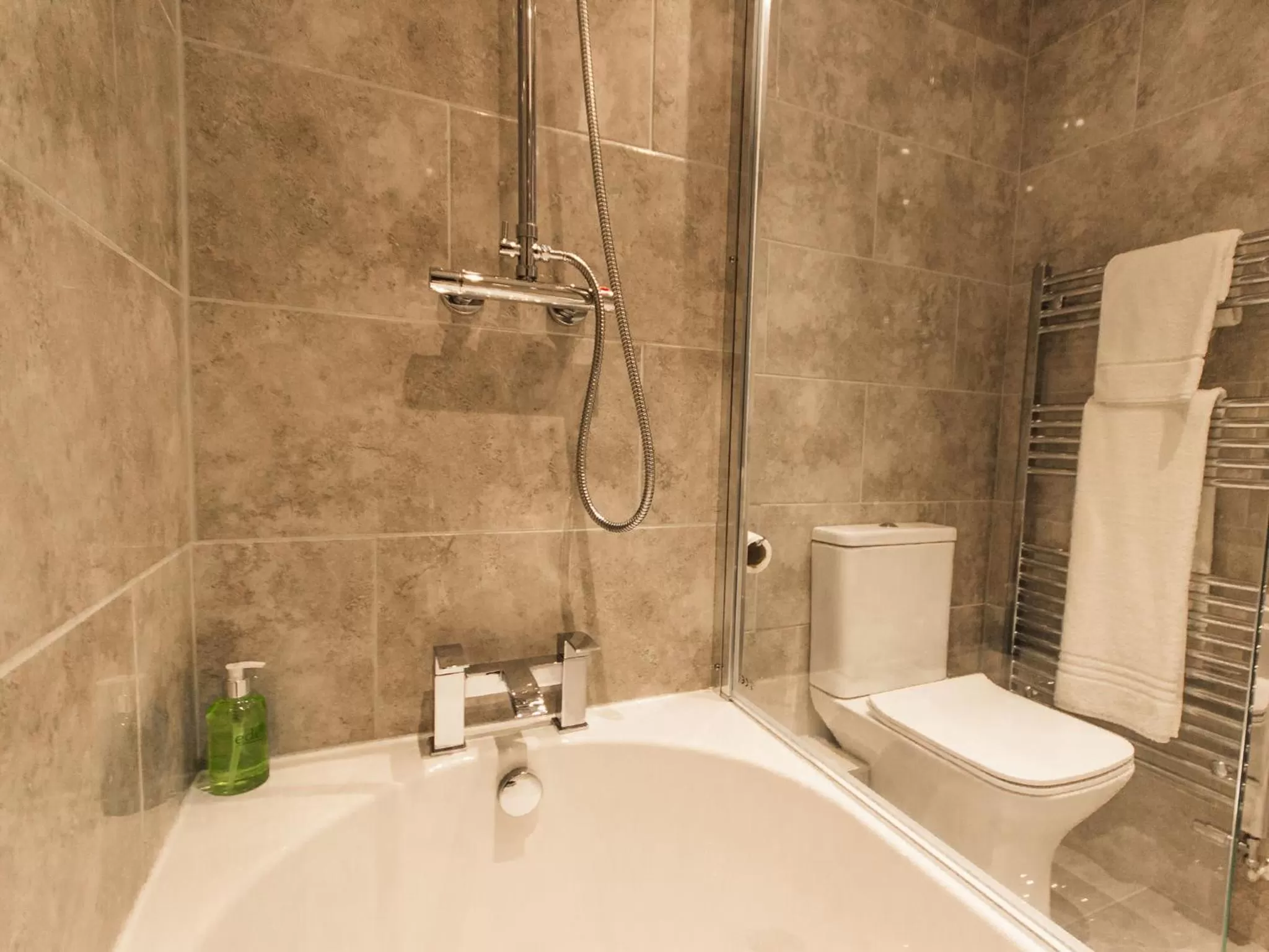 Shower in White Lion Hotel