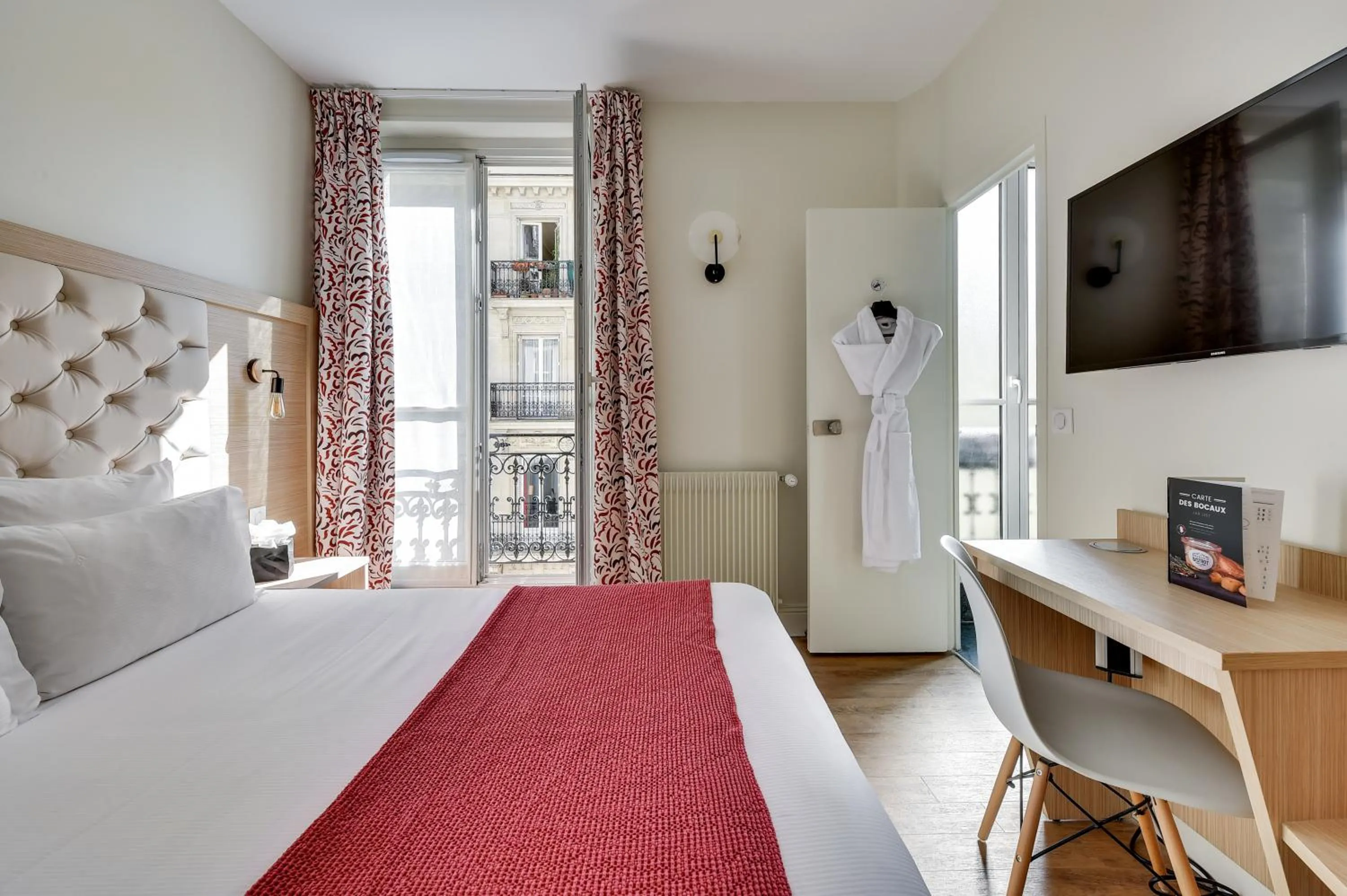 Photo of the whole room, Bed in Hôtel Alexandrine Opera