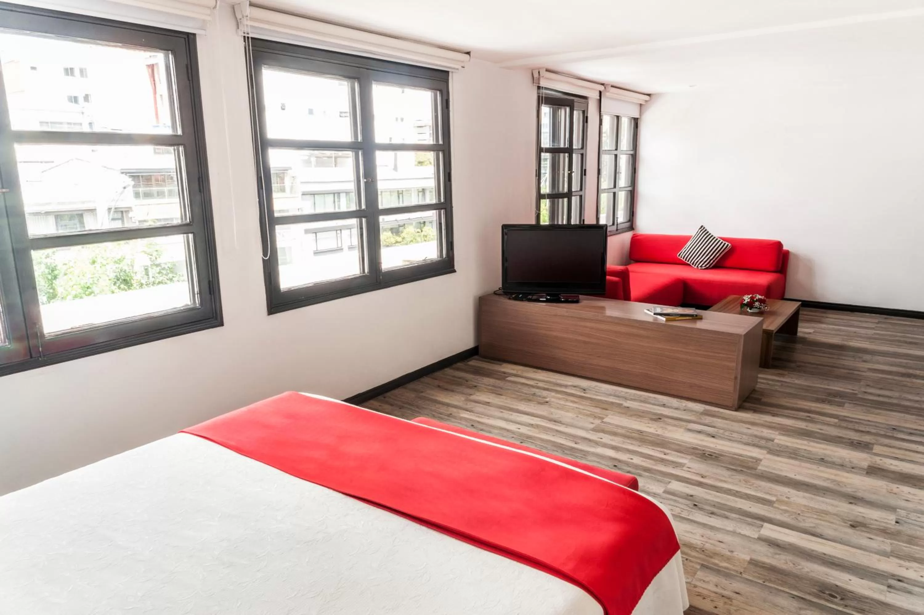 Bedroom, TV/Entertainment Center in Hotel Bogota Virrey