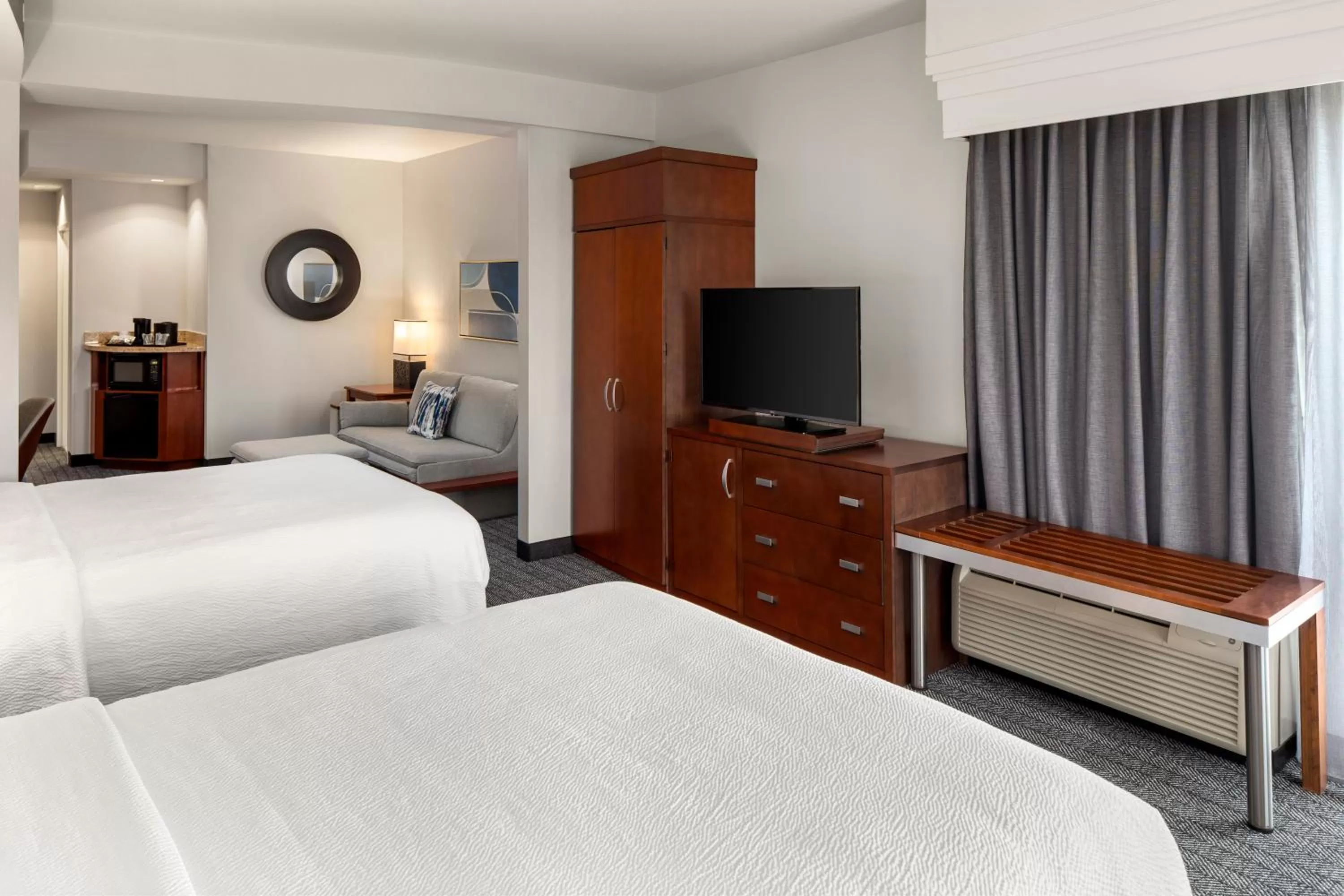 Bedroom, Bed in Courtyard Mankato Hotel & Event Center