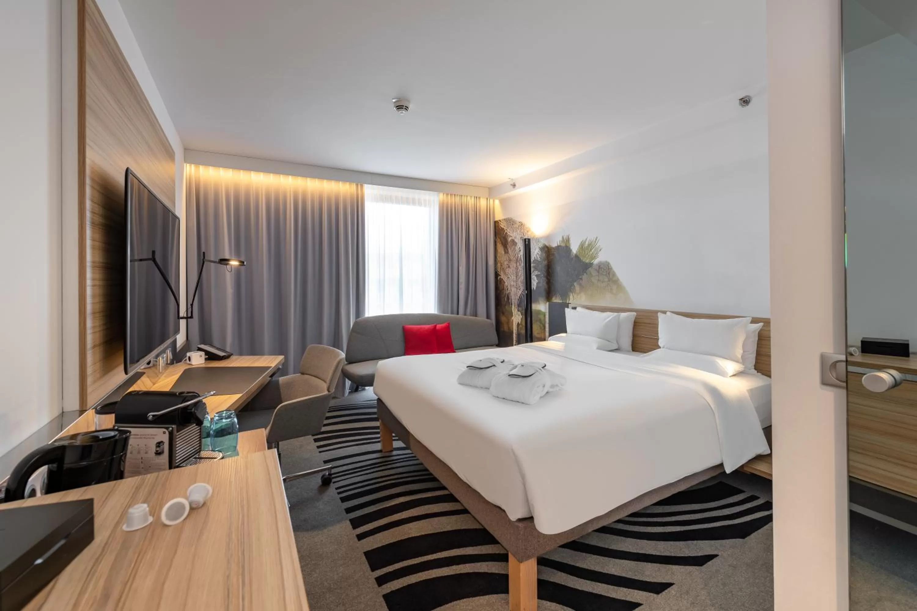 Photo of the whole room, Bed in Novotel Wien Hauptbahnhof