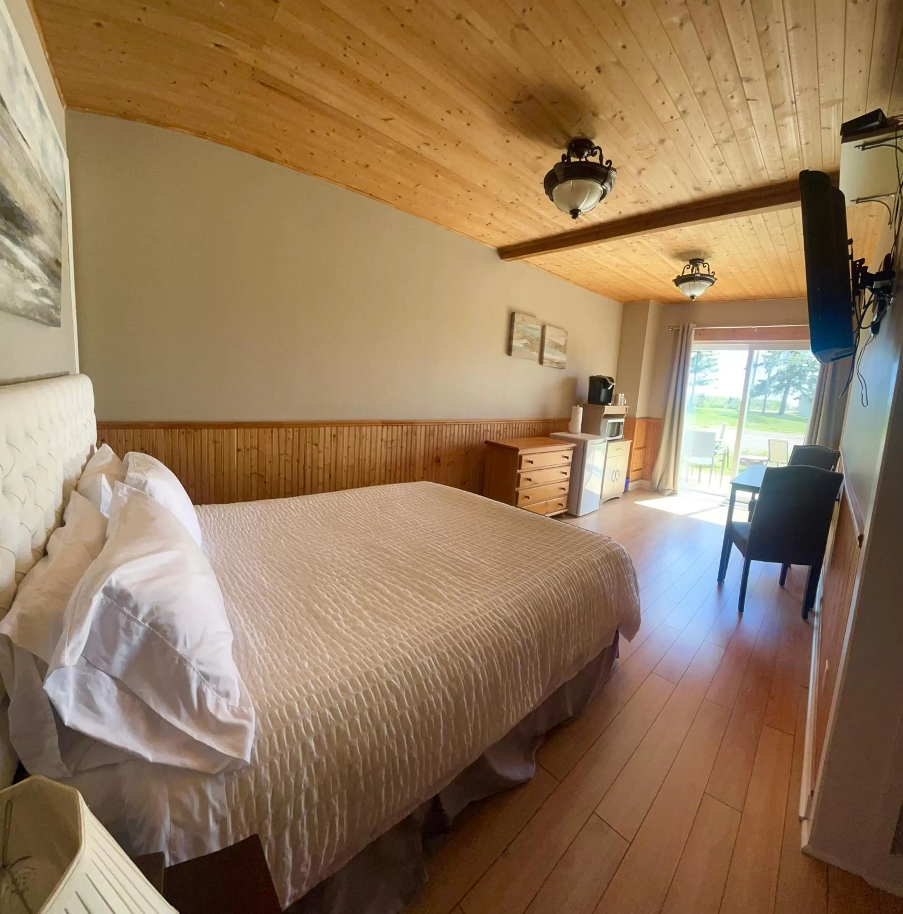 Bed in Alma Shore Lane Suites & Cottages