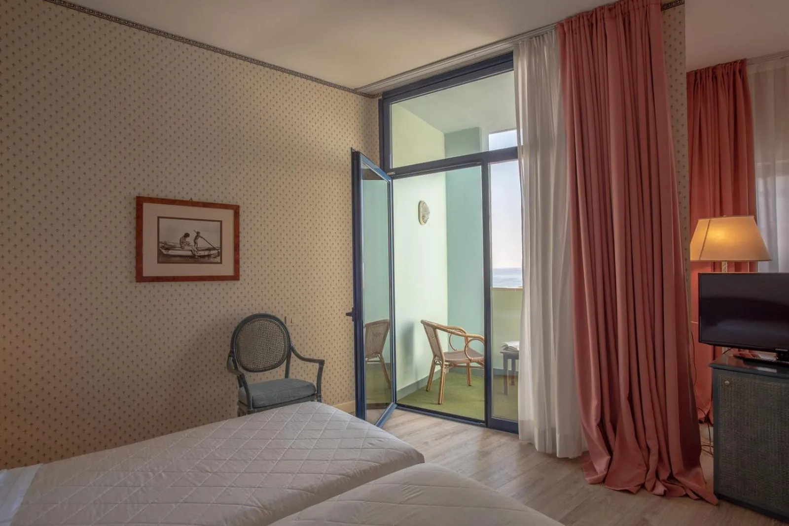 Photo of the whole room, Bed in Grand Hotel Astoria