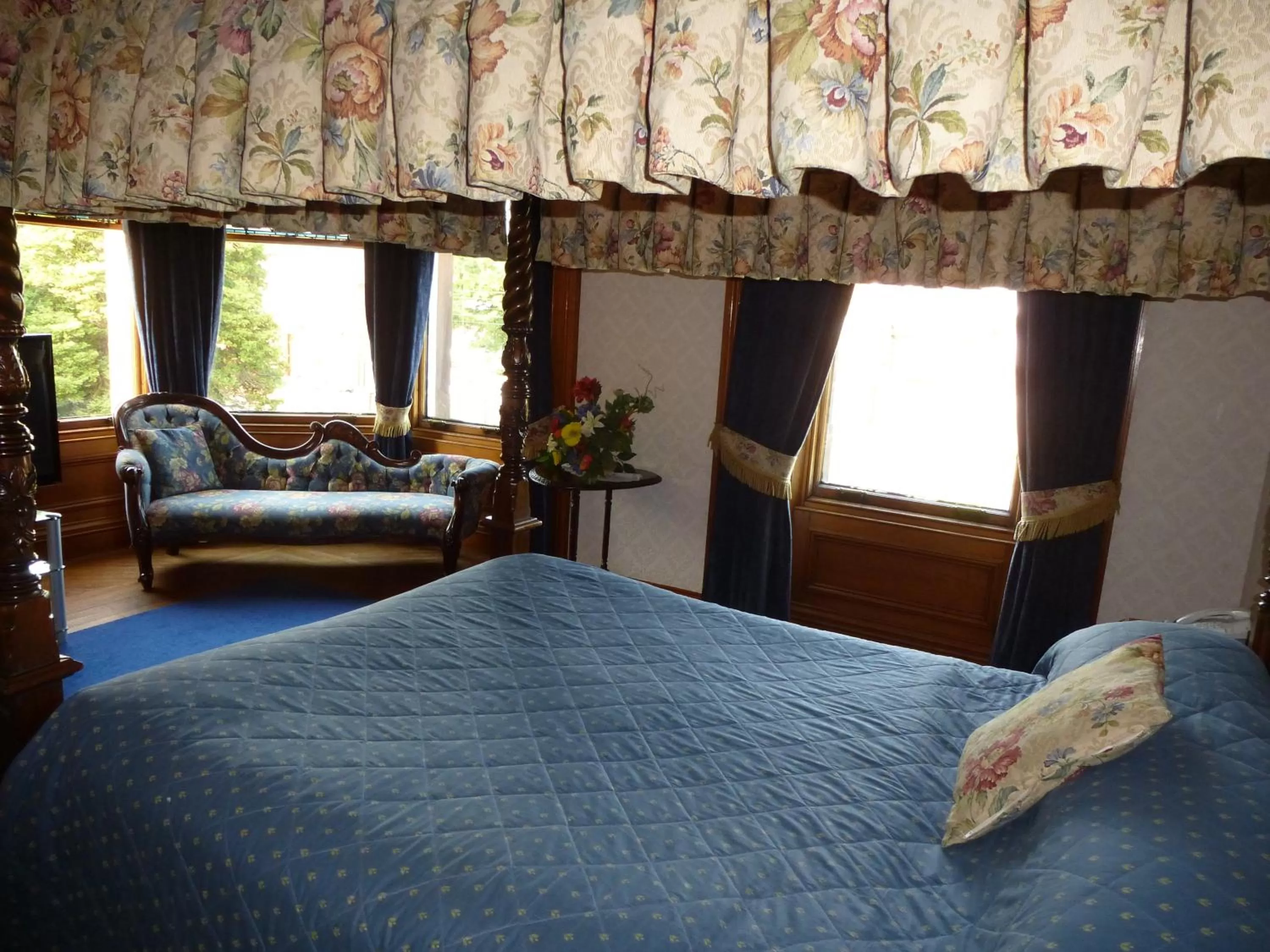 Photo of the whole room, Bed in Somerton House Hotel