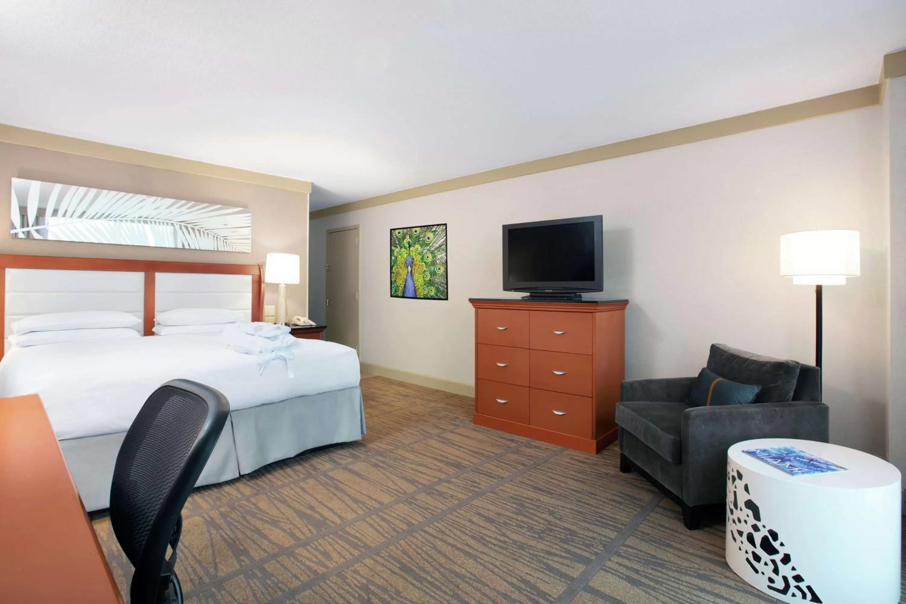 Bedroom, Bed in DoubleTree by Hilton Hotel Miami Airport & Convention Center