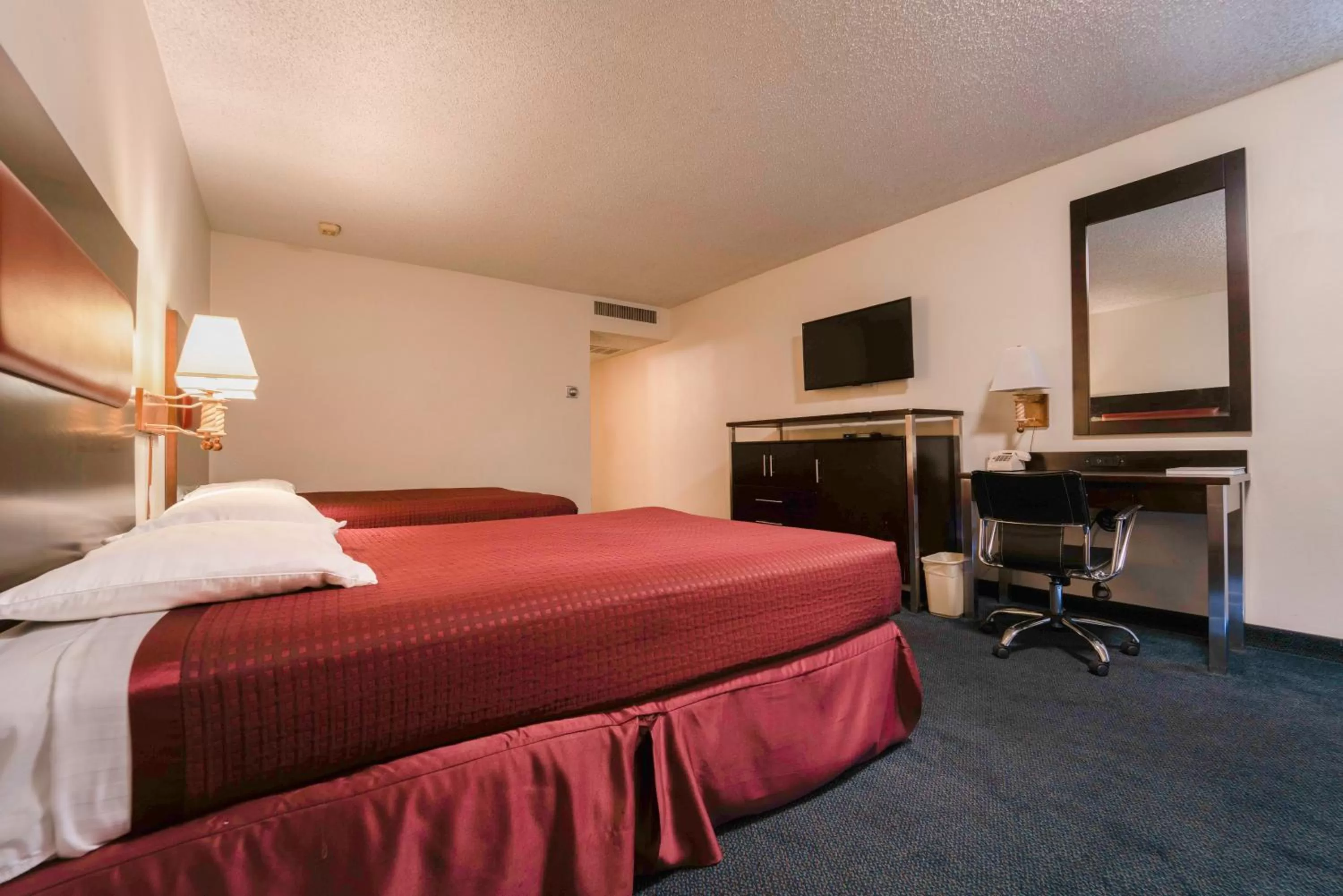 Bedroom, Bed in Royal Plaza Inn